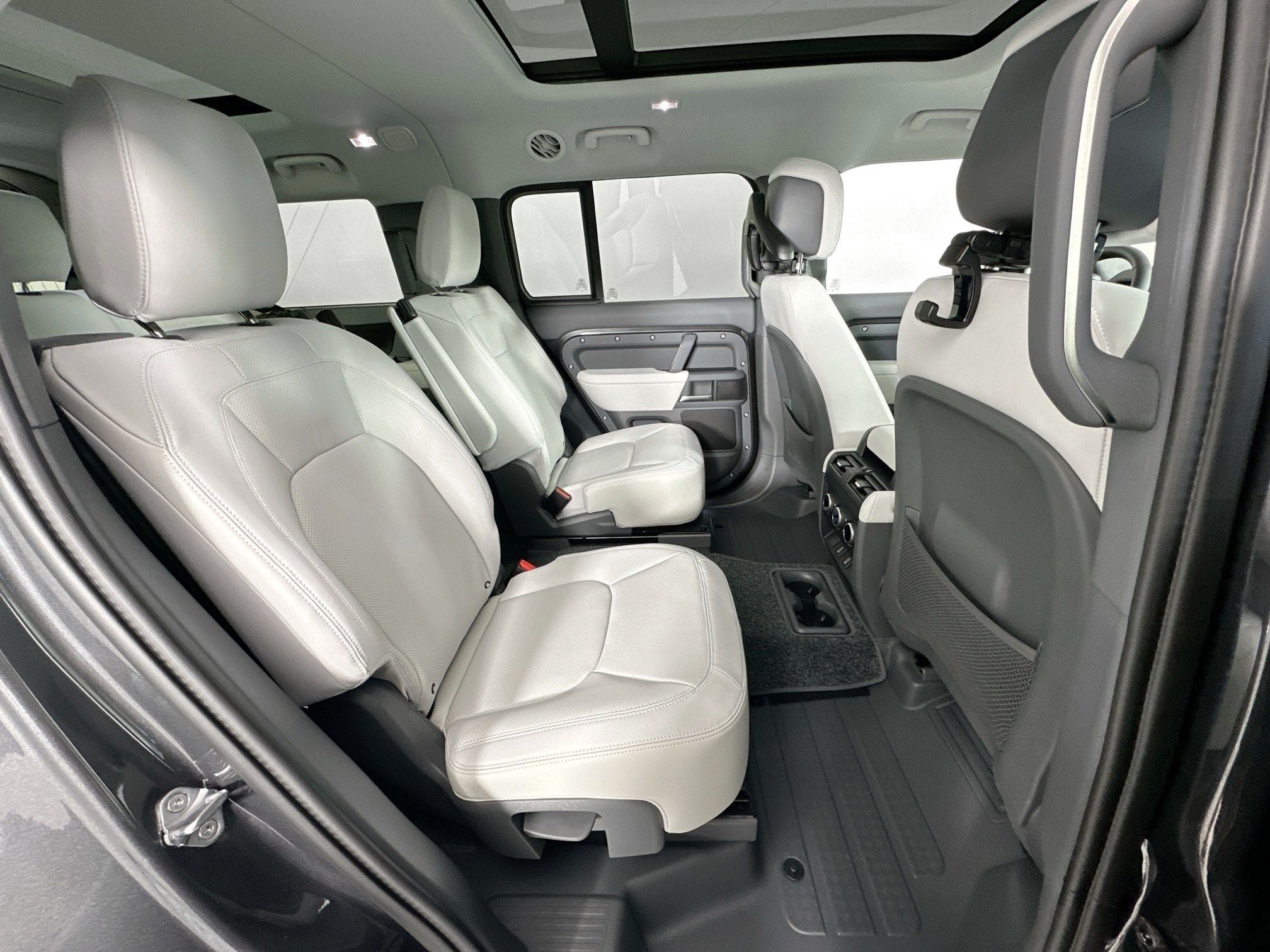 2026 Land Rover Defender 130 X-Dynamic SE