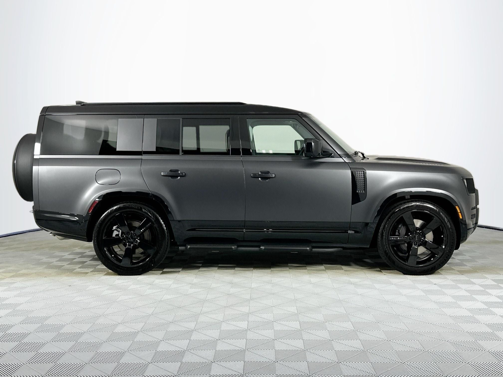 2026 Land Rover Defender 130 X-Dynamic SE