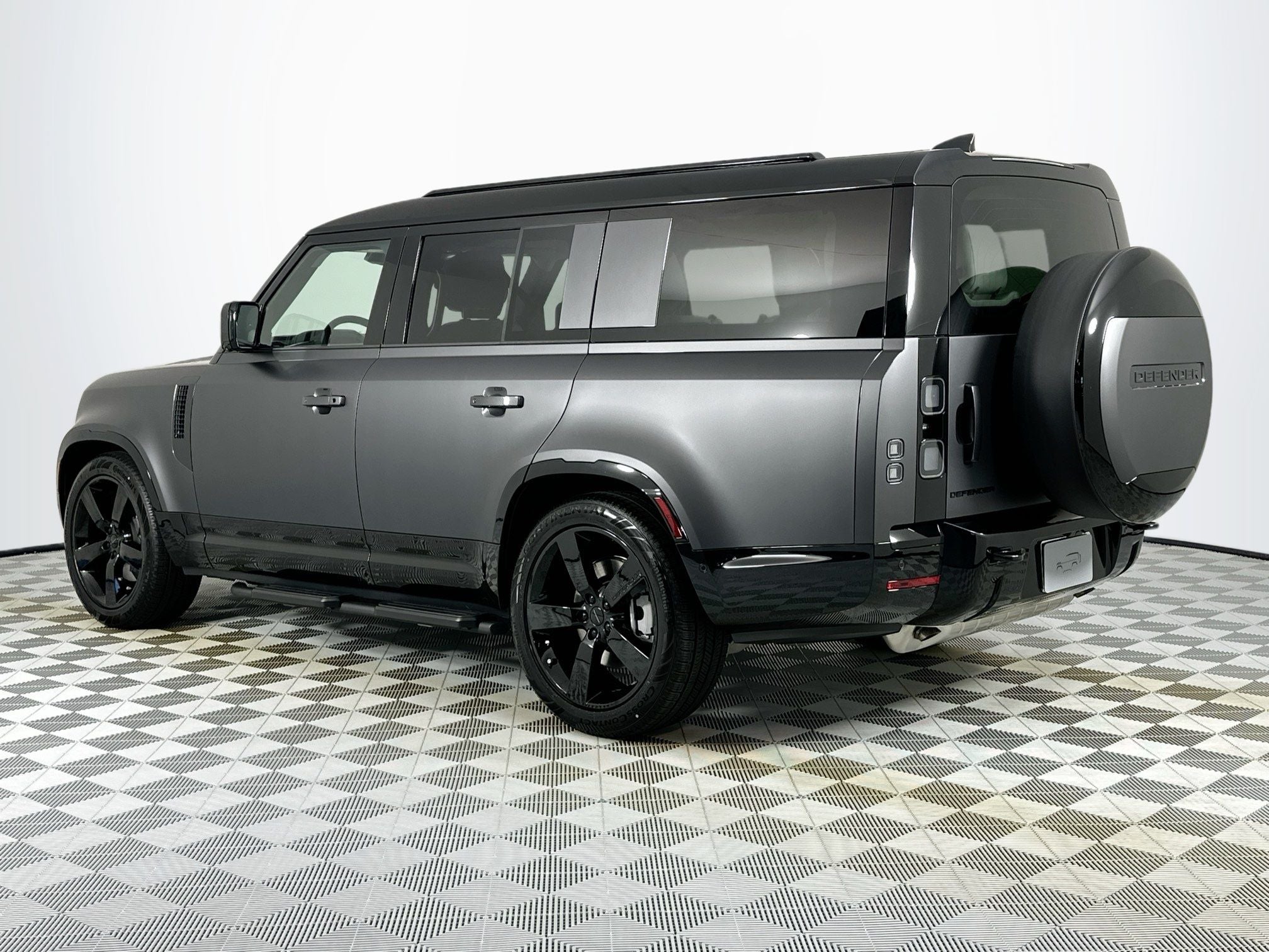 2026 Land Rover Defender 130 X-Dynamic SE