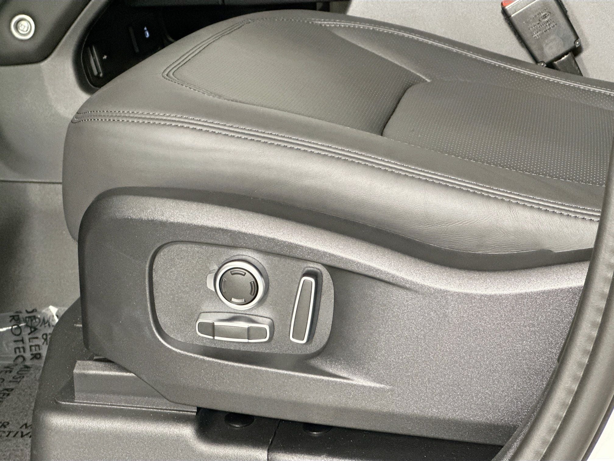 2026 Land Rover Defender 130 X-Dynamic SE