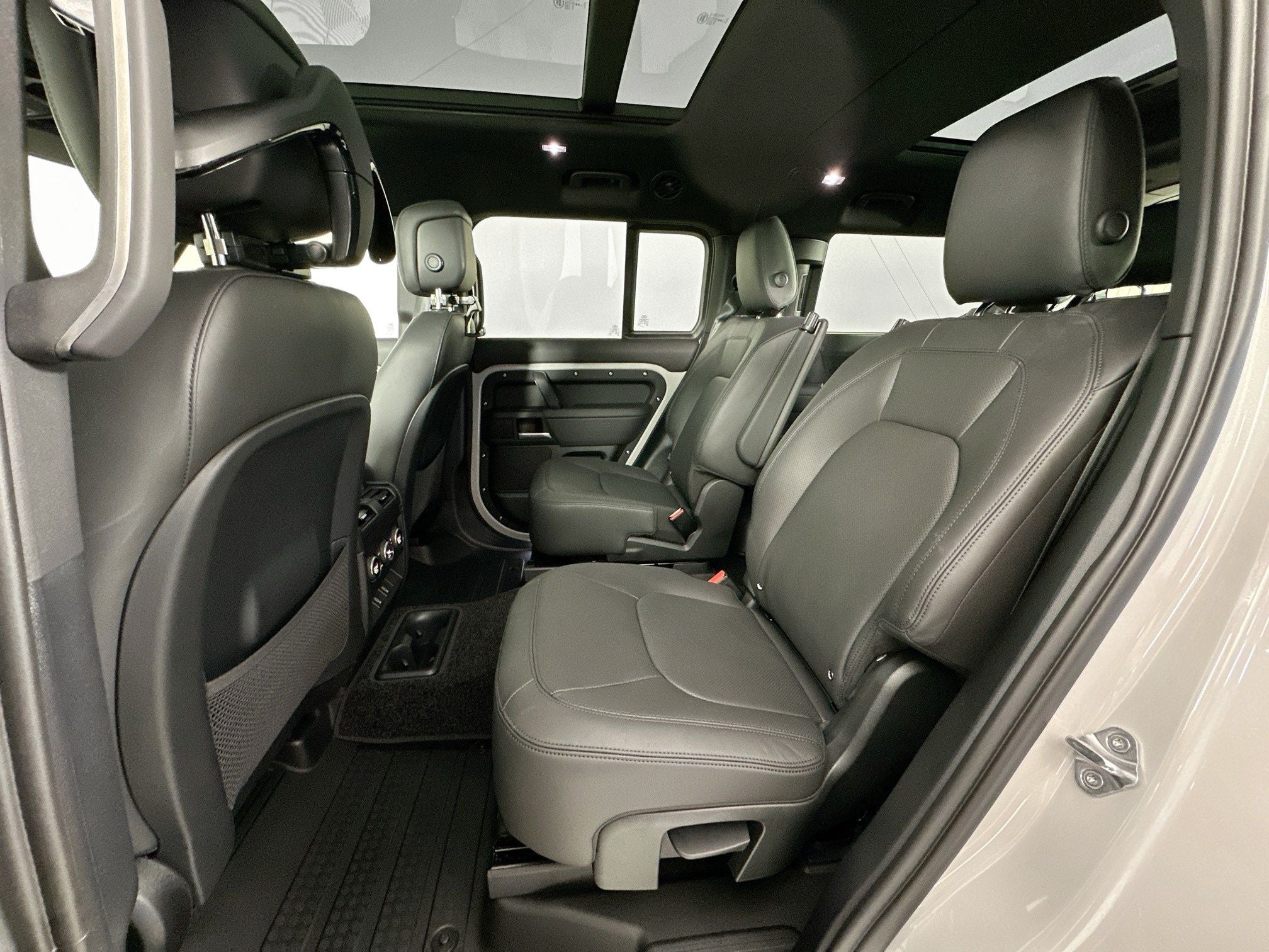 2026 Land Rover Defender 130 X-Dynamic SE