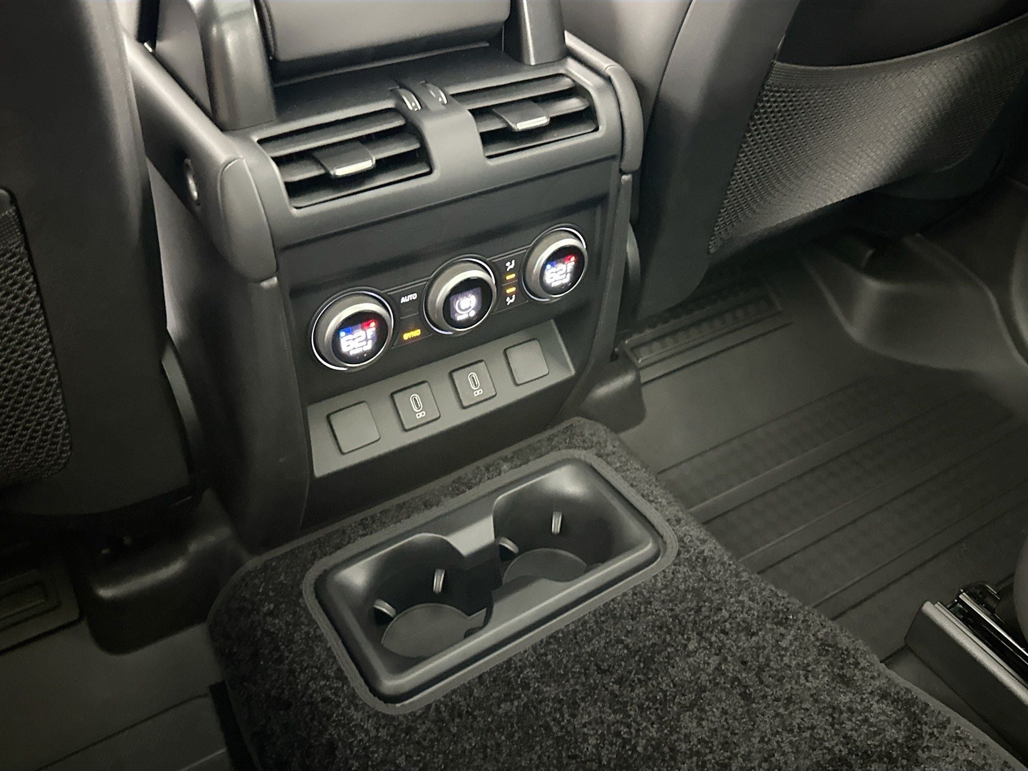 2026 Land Rover Defender 130 X-Dynamic SE