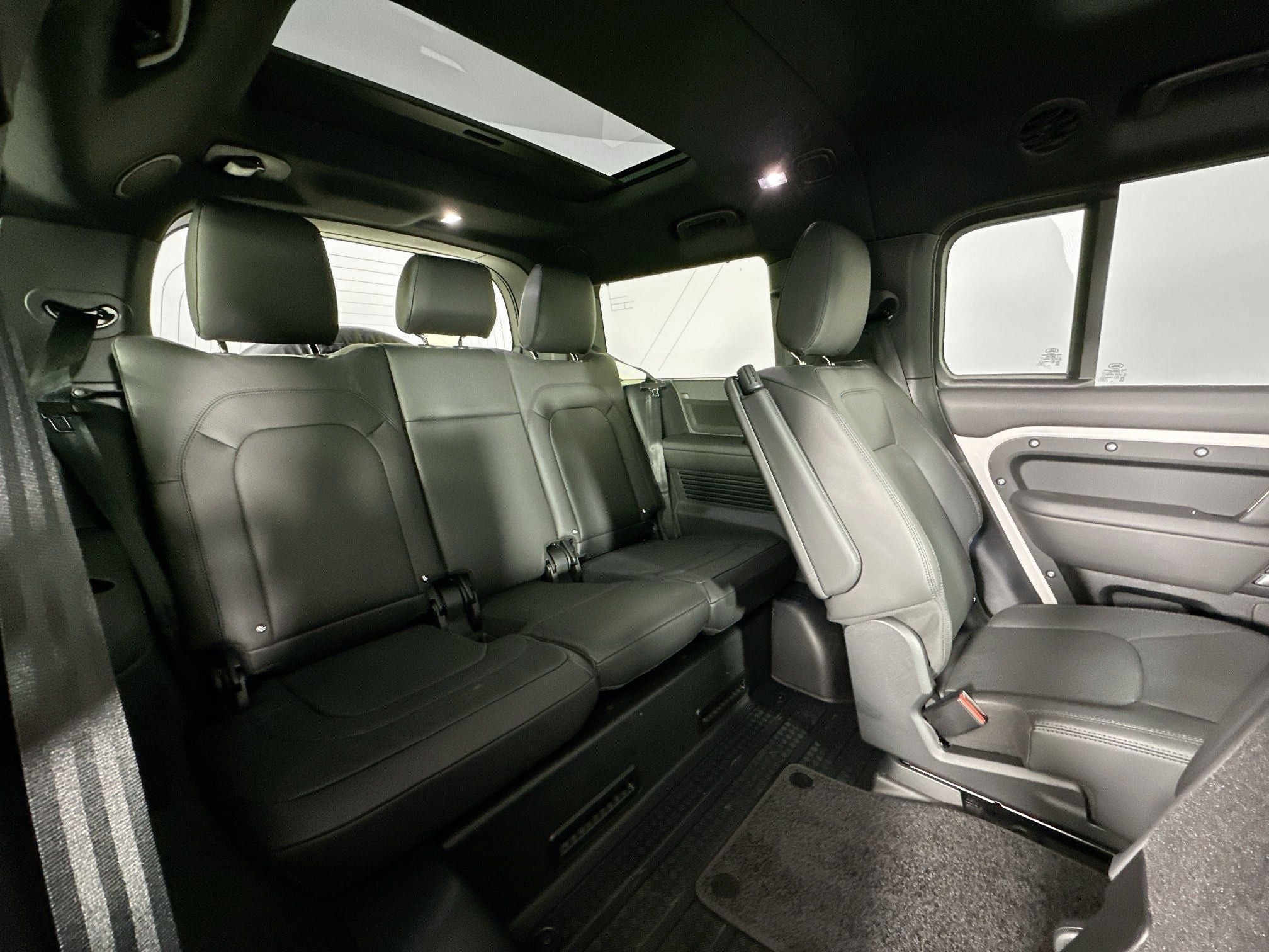 2026 Land Rover Defender 130 X-Dynamic SE