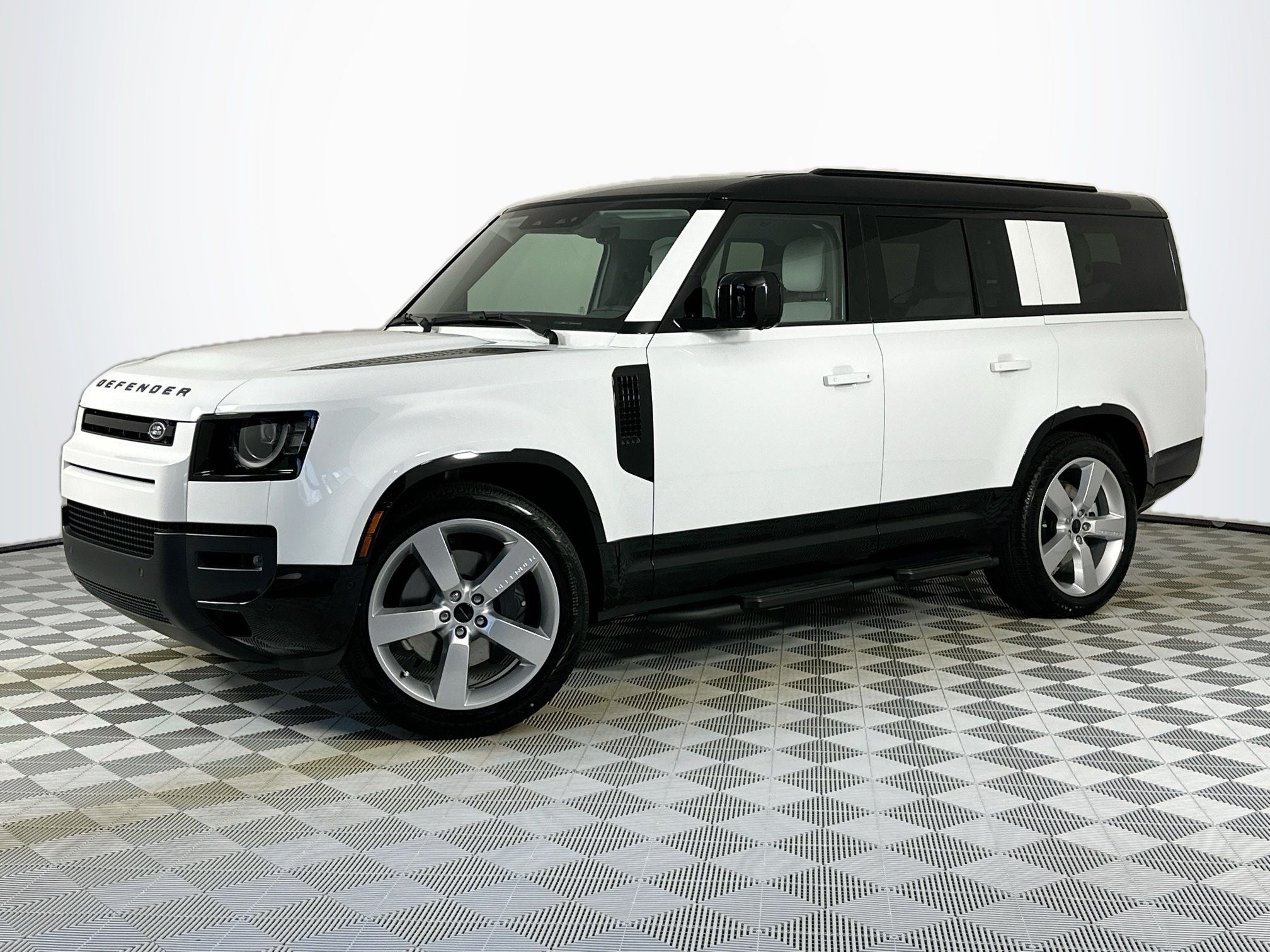 2026 Land Rover Defender 130 X-Dynamic SE