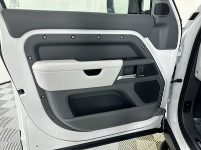 2026 Land Rover Defender 130 X-Dynamic SE