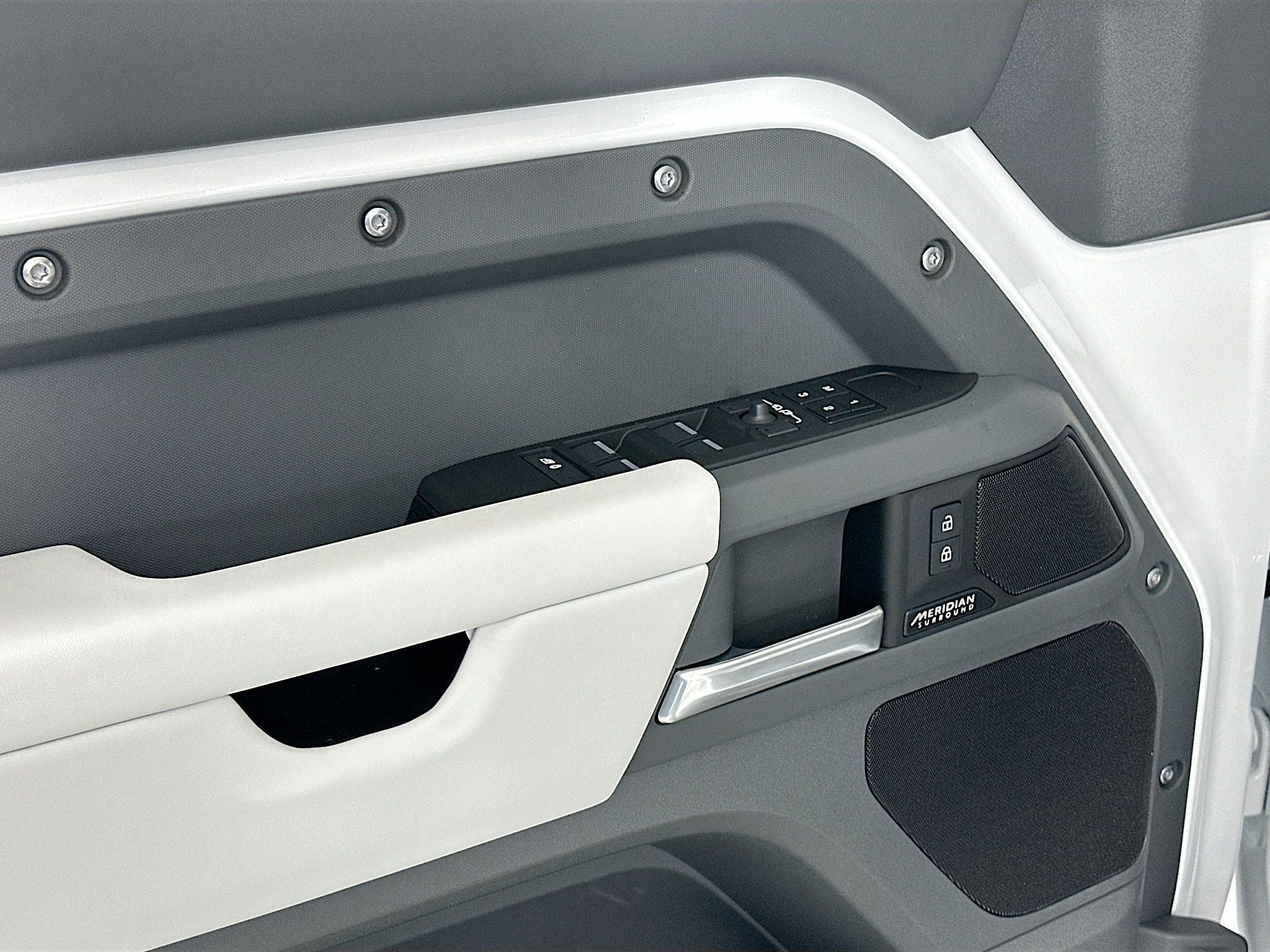 2026 Land Rover Defender 130 X-Dynamic SE