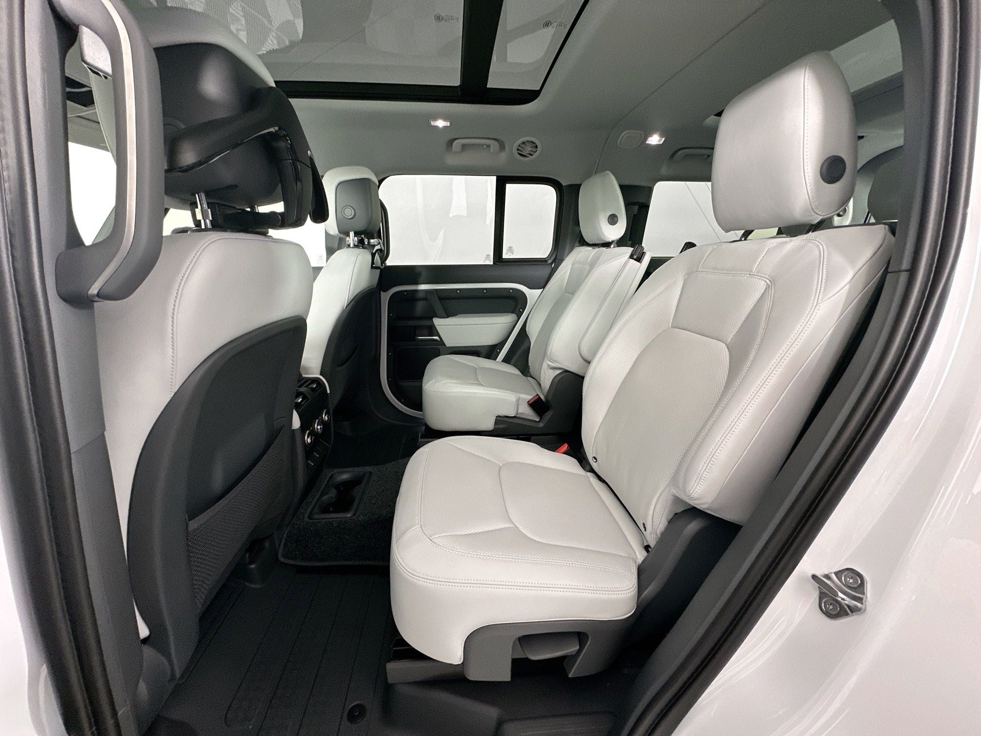 2026 Land Rover Defender 130 X-Dynamic SE