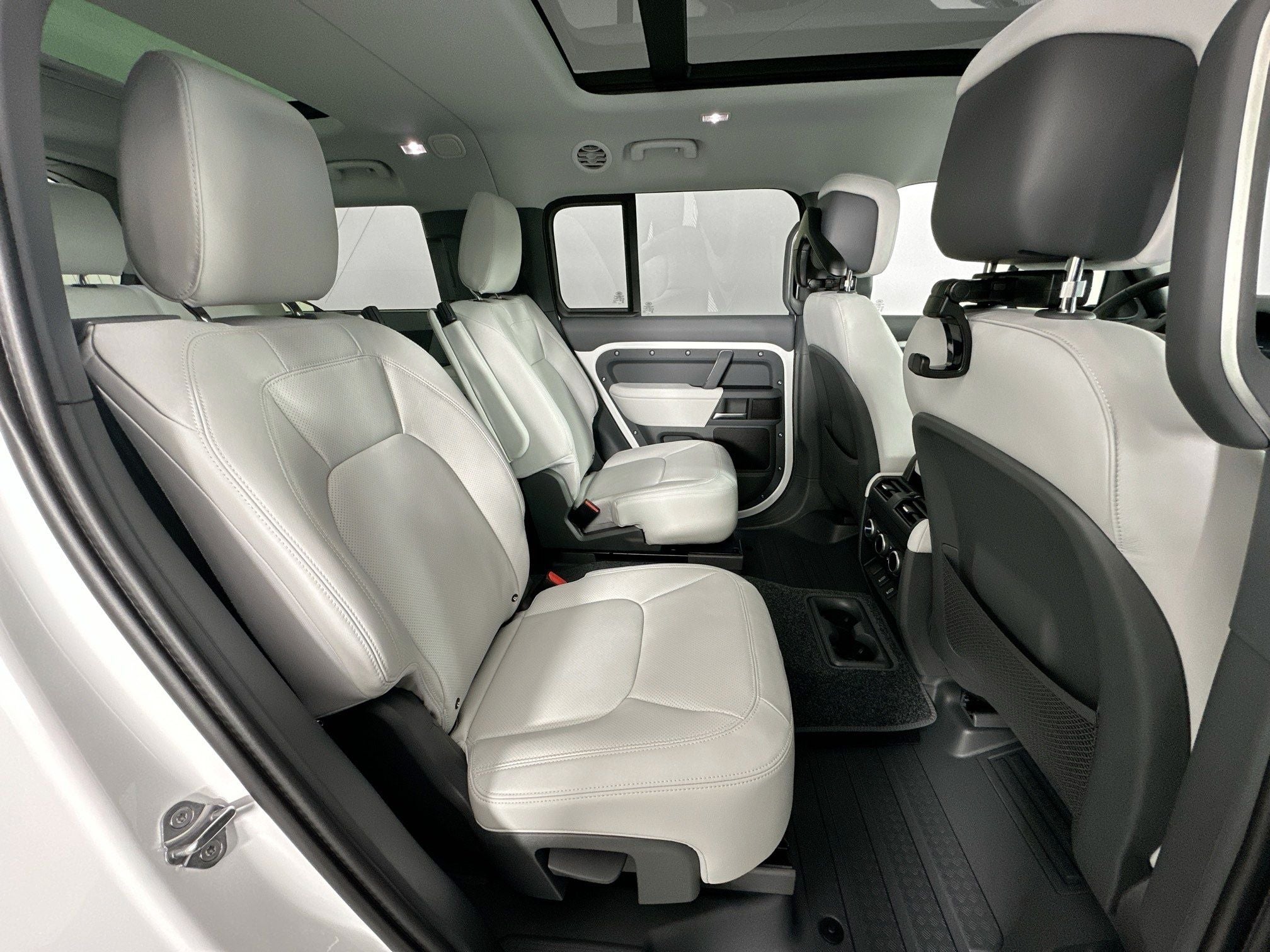 2026 Land Rover Defender 130 X-Dynamic SE