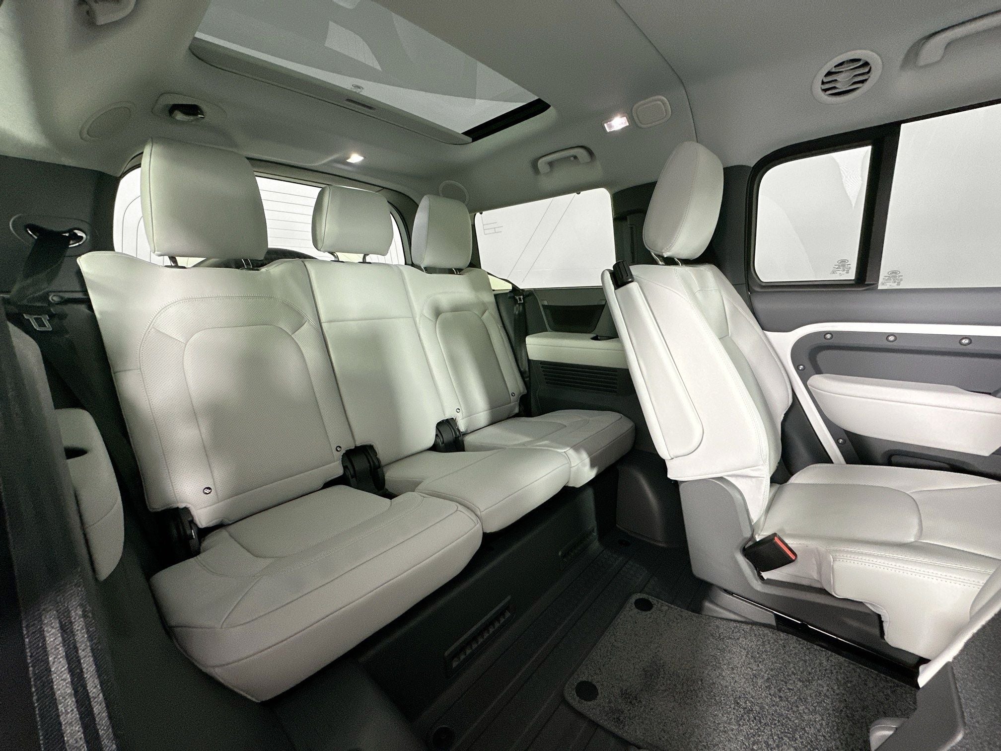 2026 Land Rover Defender 130 X-Dynamic SE