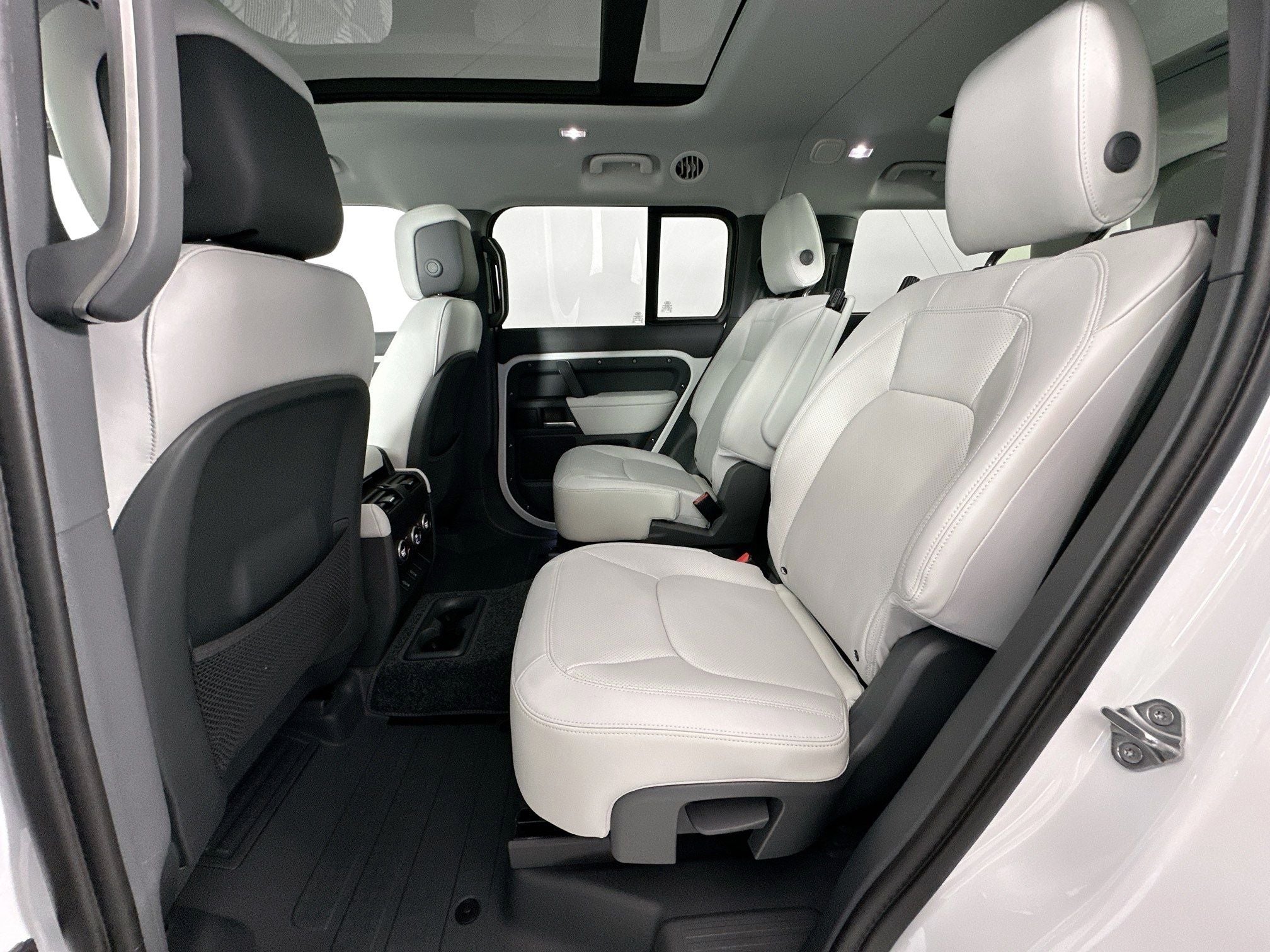 2026 Land Rover Defender 130 X-Dynamic SE