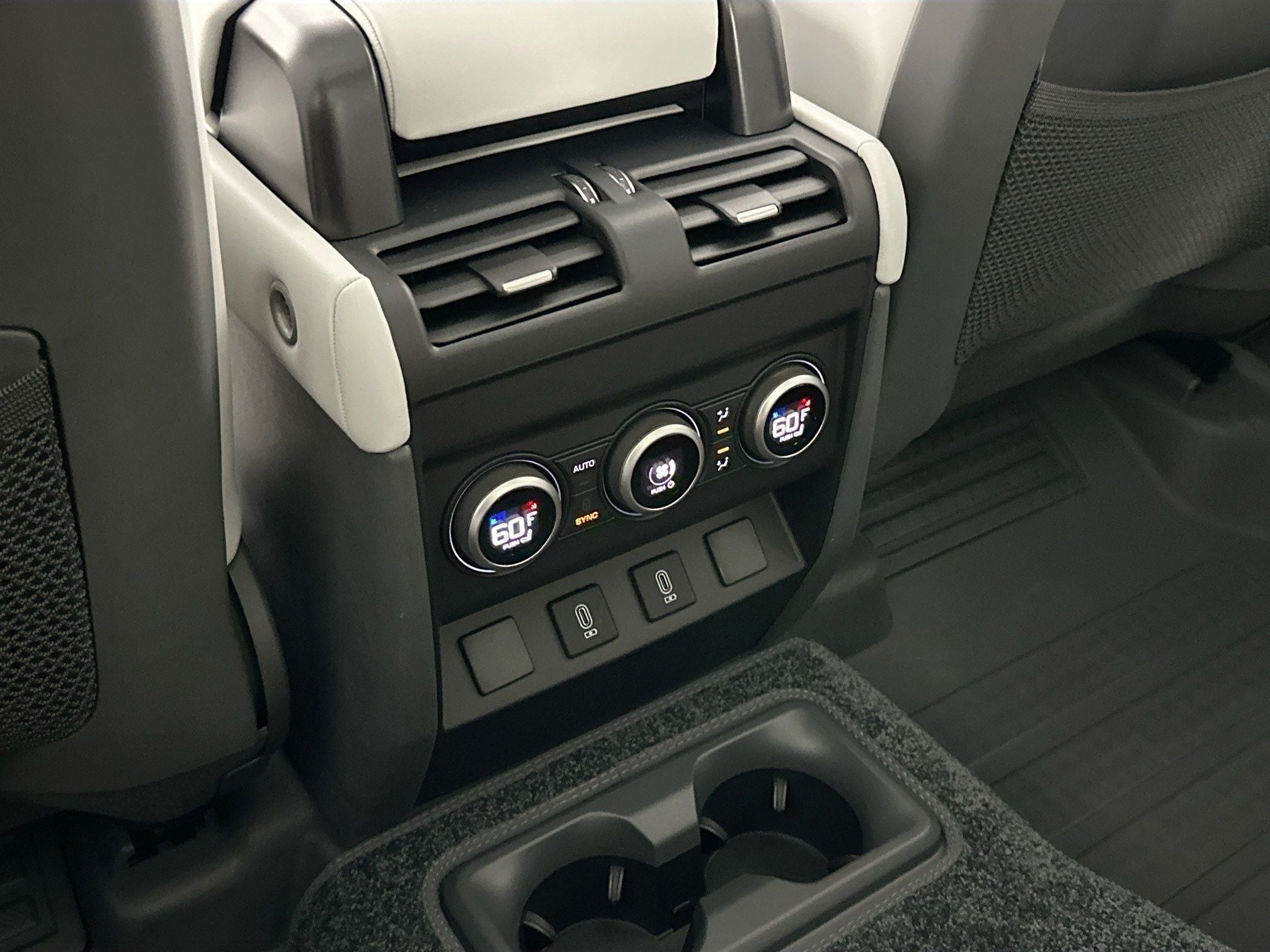 2026 Land Rover Defender 130 X-Dynamic SE