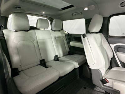 2026 Land Rover Defender 130 X-Dynamic SE