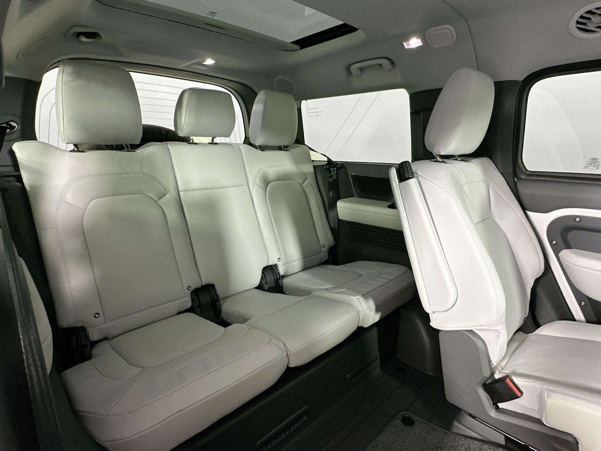 2026 Land Rover Defender 130 X-Dynamic SE