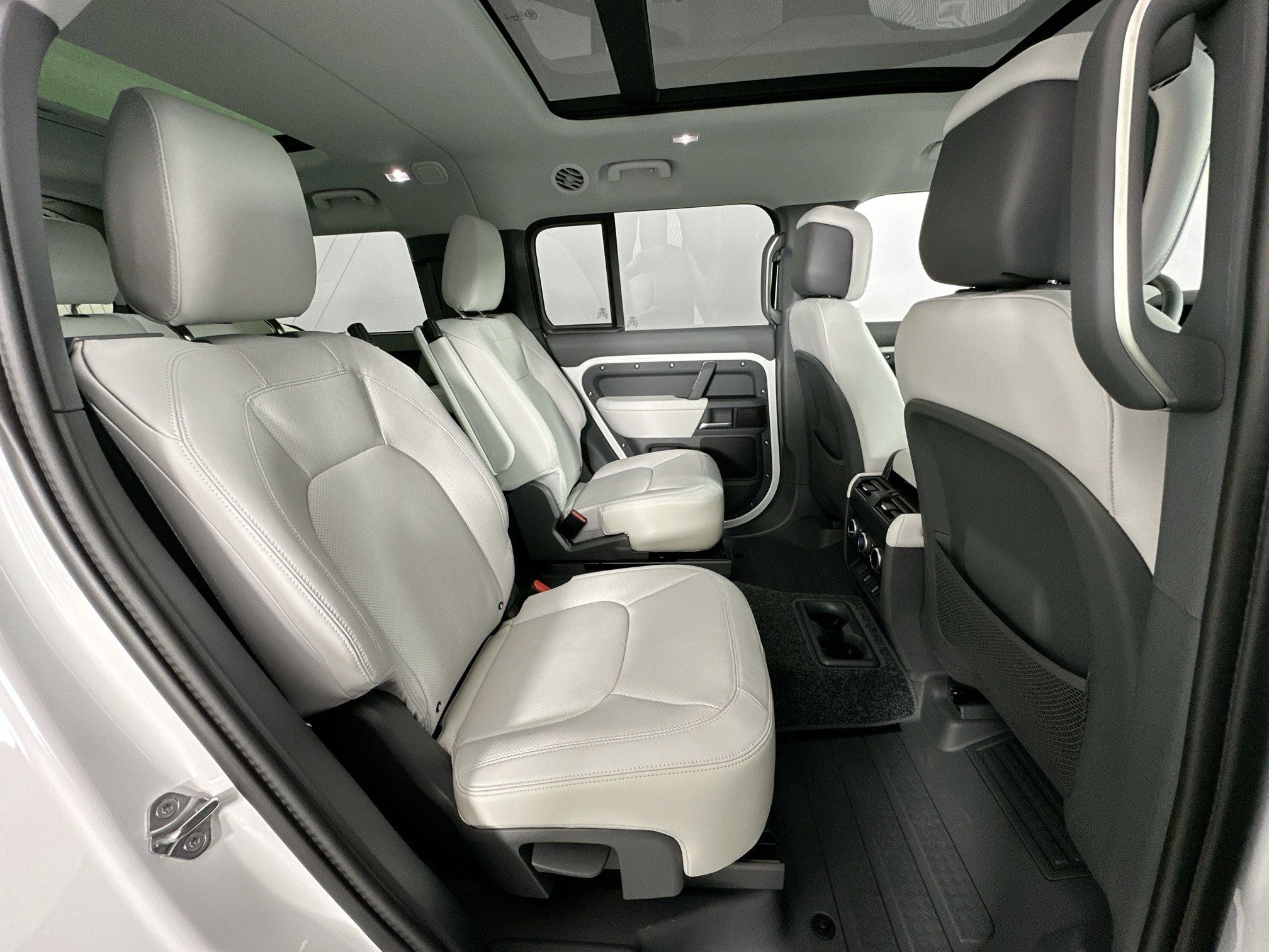 2026 Land Rover Defender 130 X-Dynamic SE