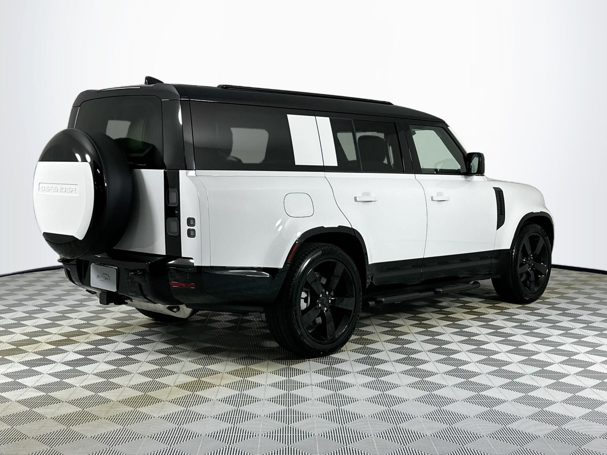 2026 Land Rover Defender 130 X-Dynamic SE