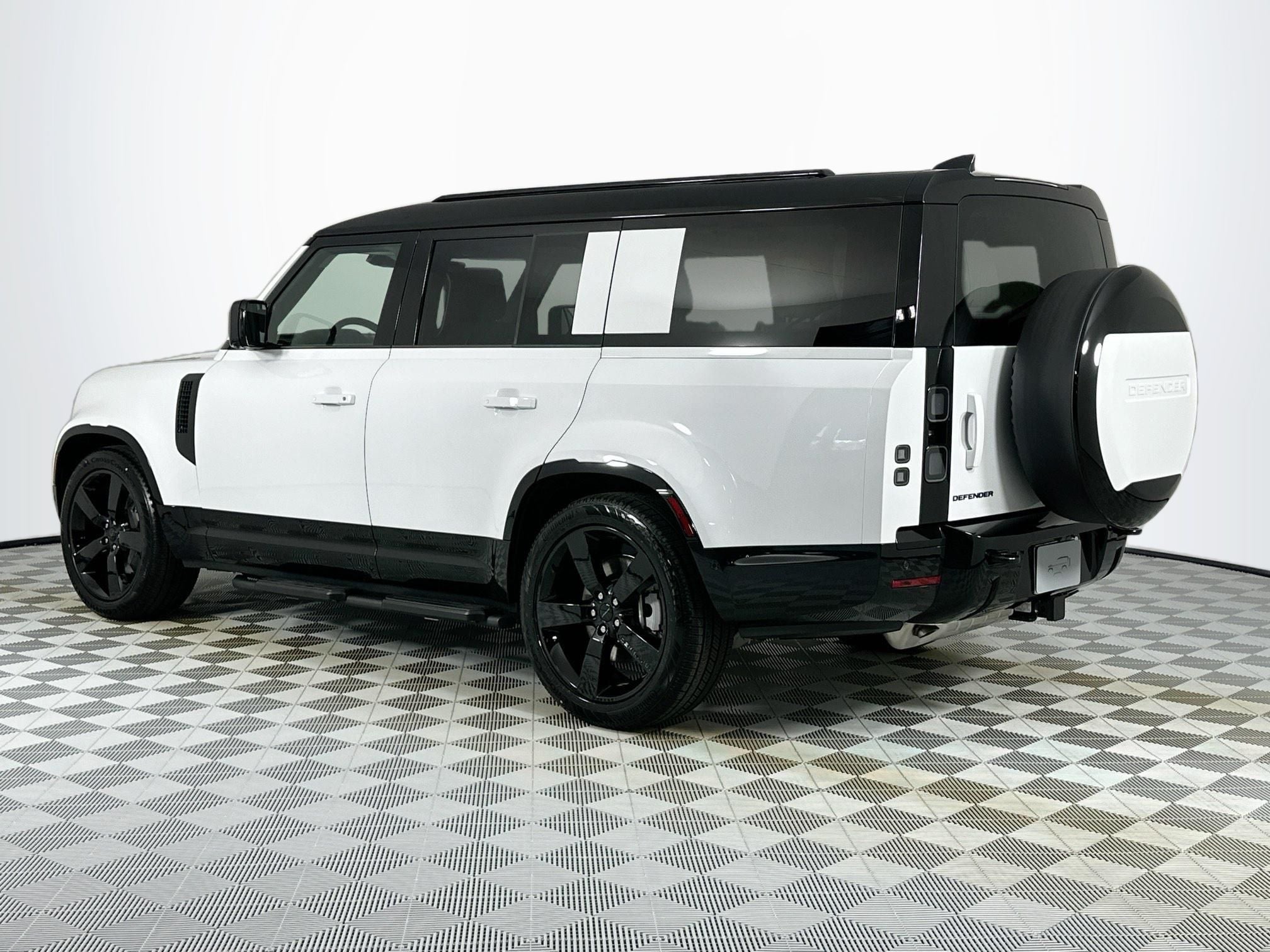 2026 Land Rover Defender 130 X-Dynamic SE