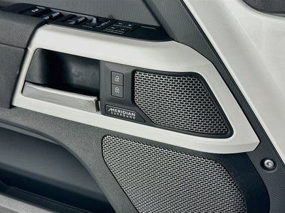 2023 Land Rover Defender 110 SE