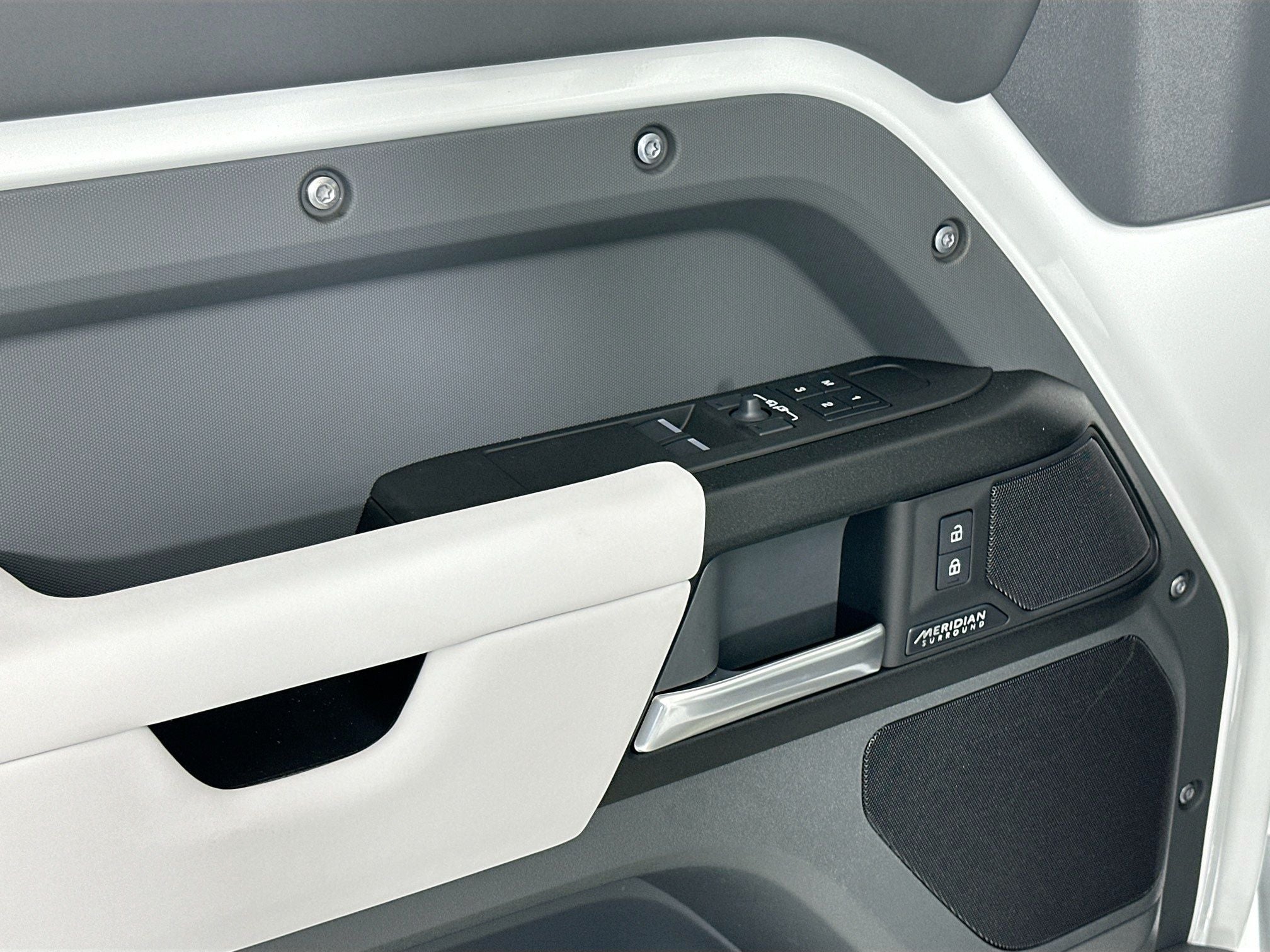 2026 Land Rover Defender 90 V8