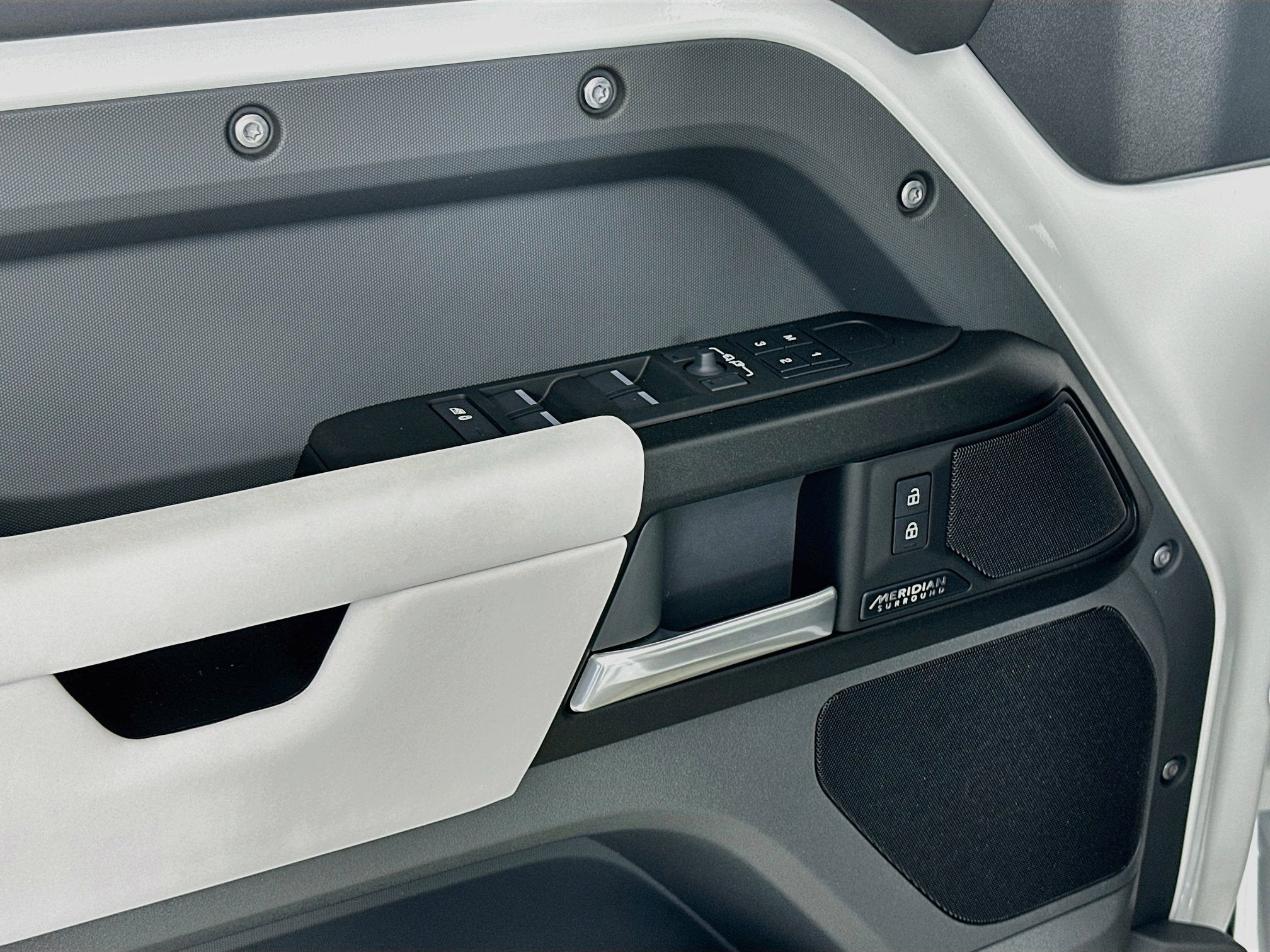 2026 Land Rover Defender 110 V8