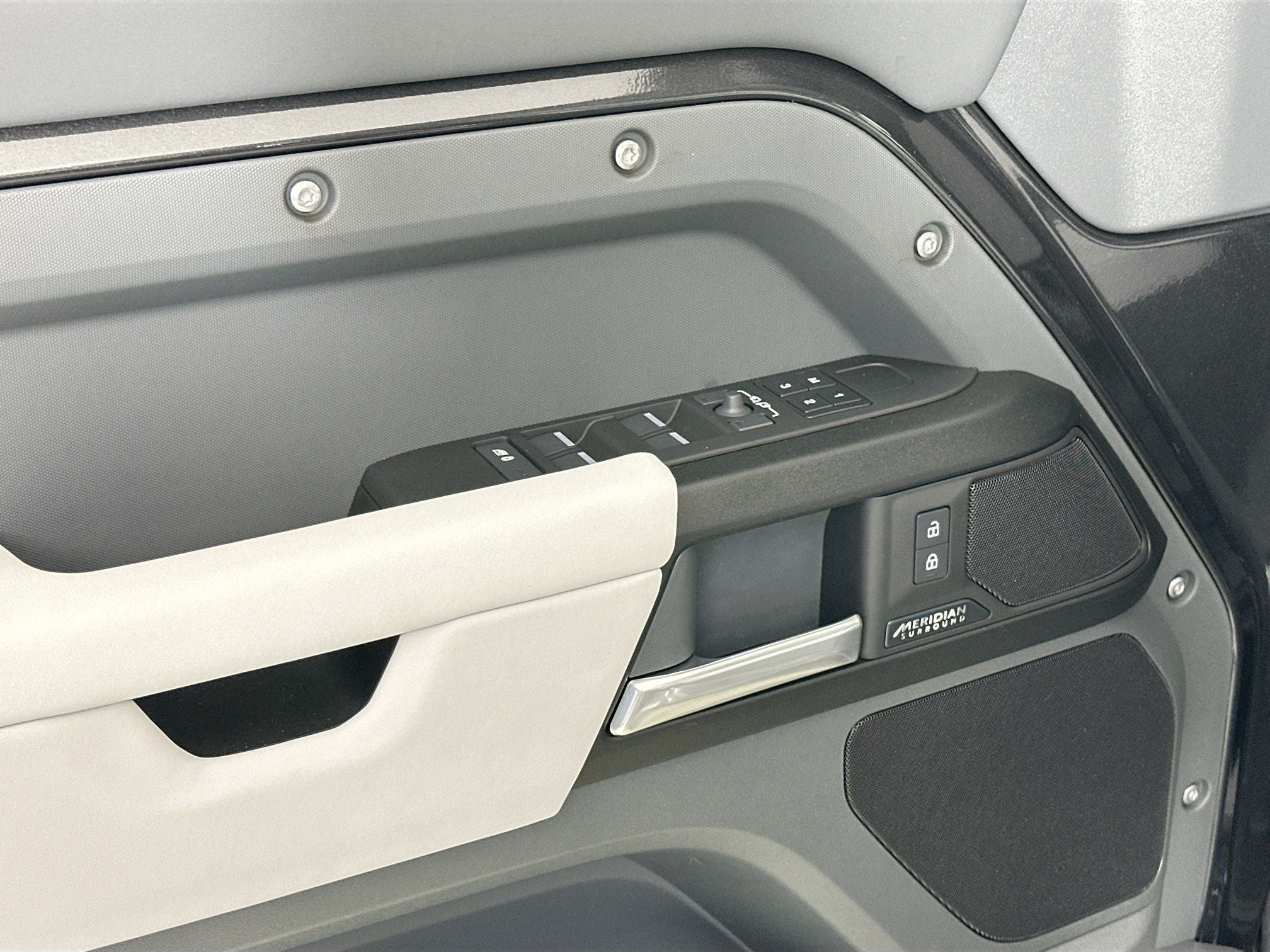 2026 Land Rover Defender 110 V8
