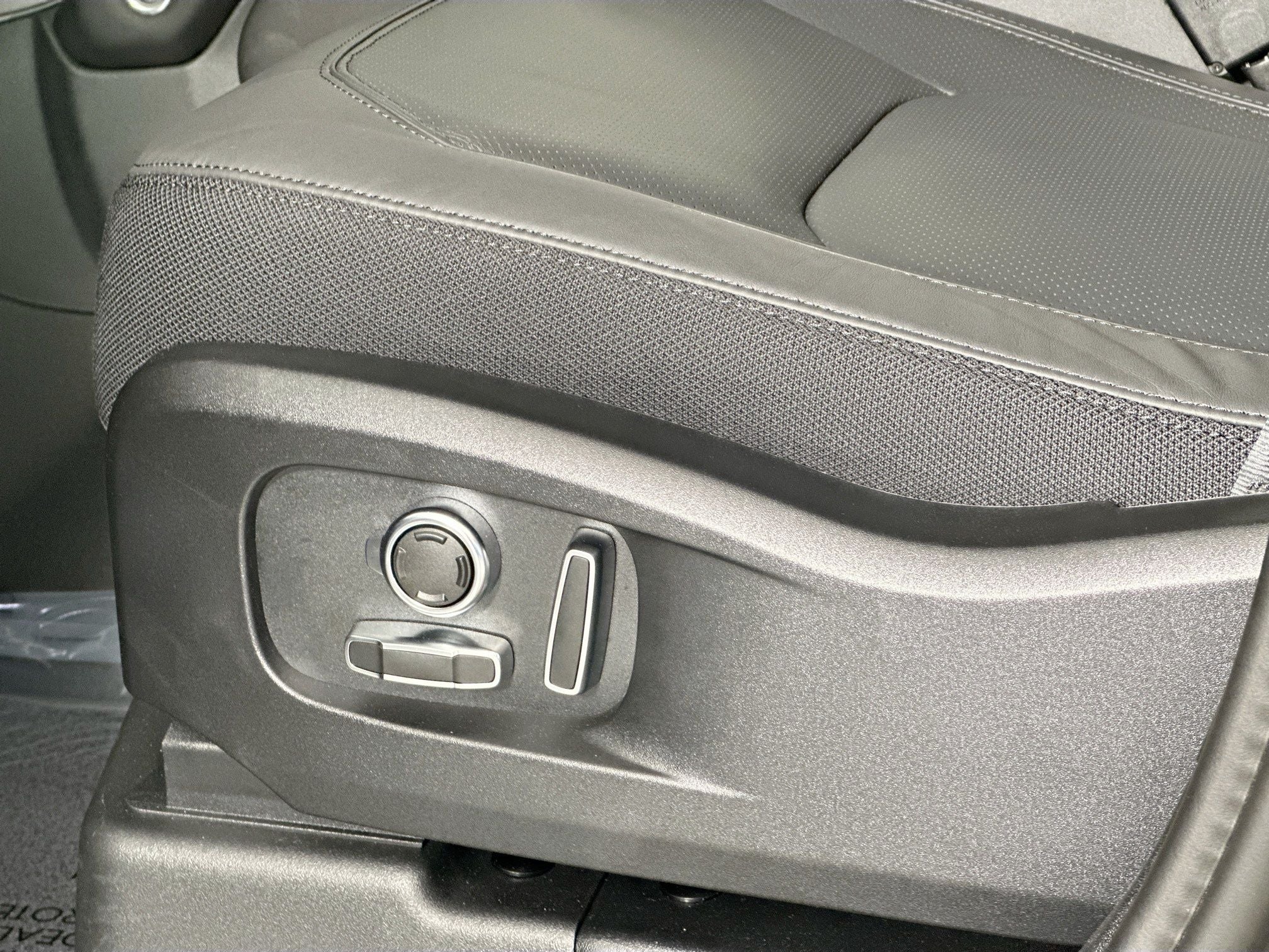 2026 Land Rover Defender 130 V8