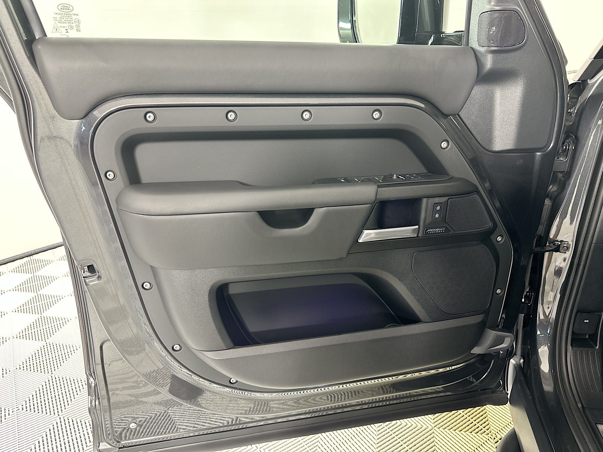 2025 Land Rover Defender 130 V8