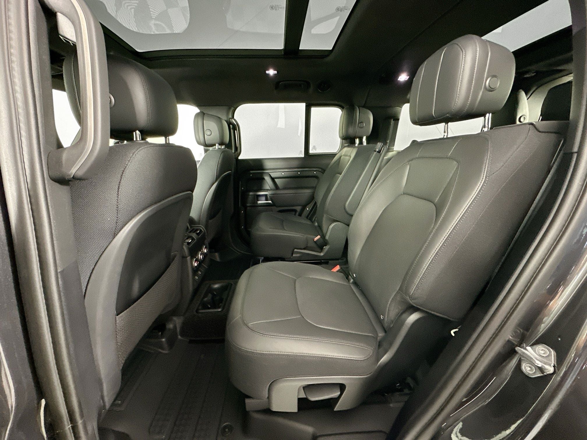 2025 Land Rover Defender 130 V8