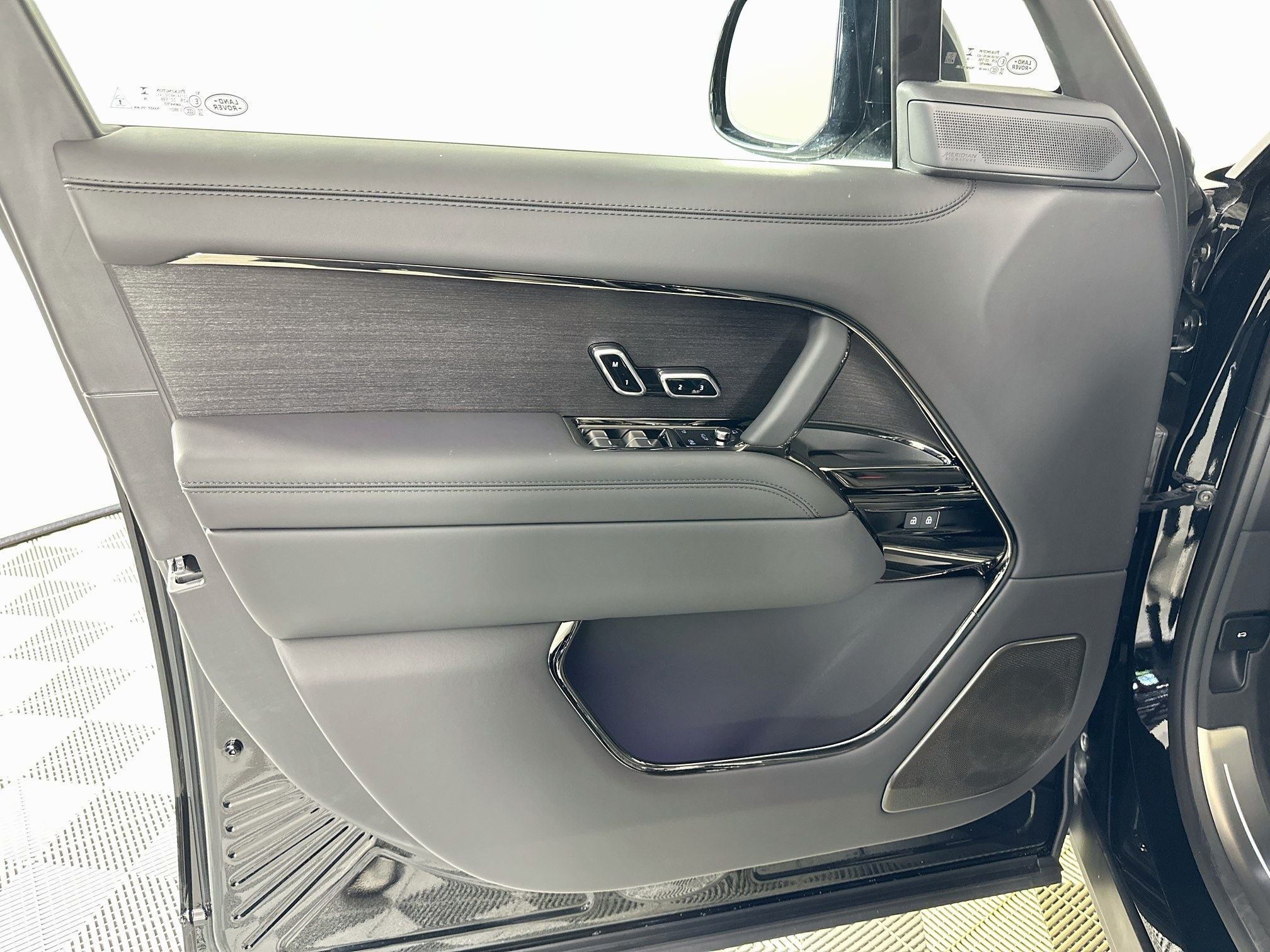 2026 Land Rover Range Rover SV