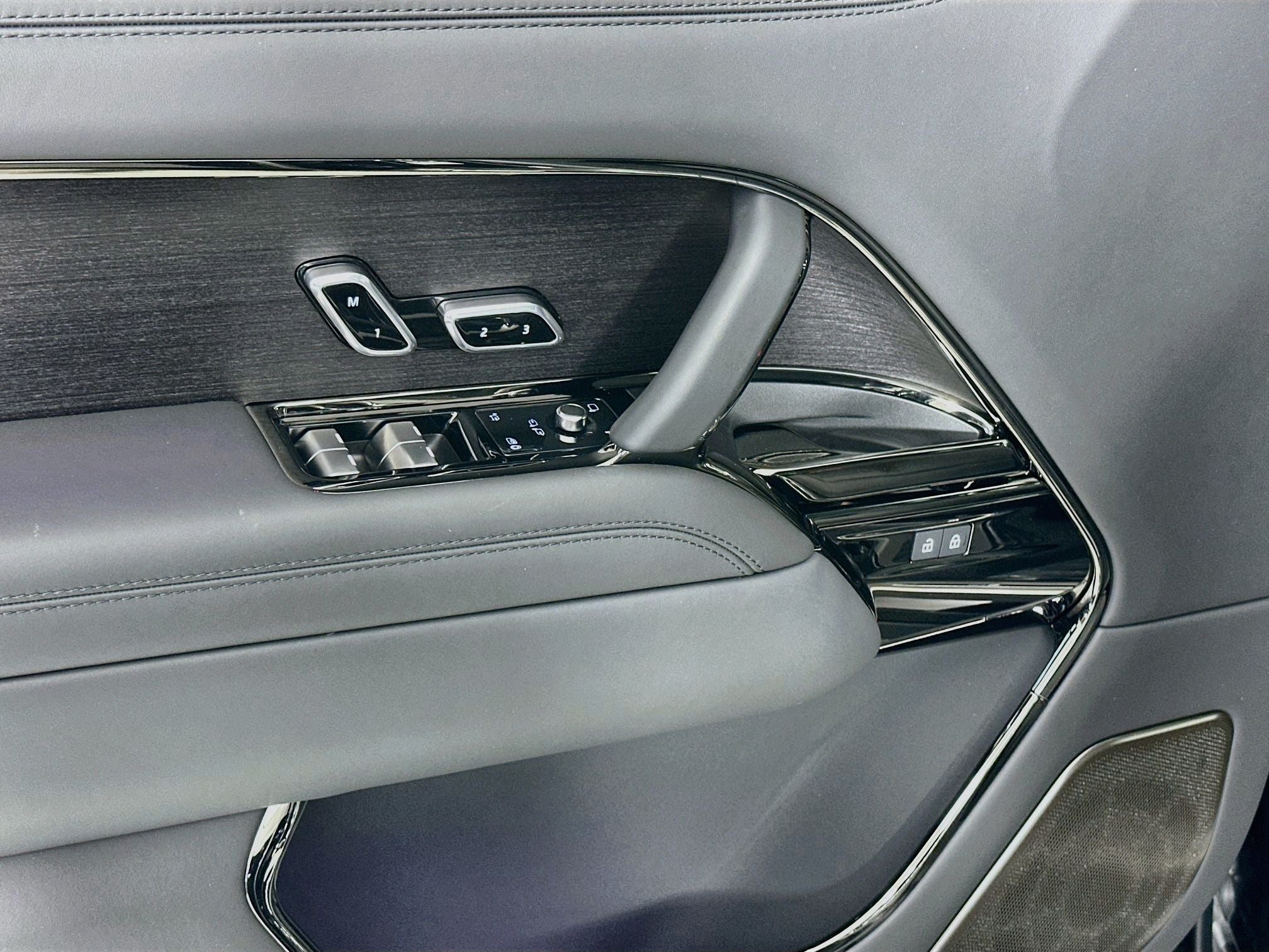 2026 Land Rover Range Rover SV