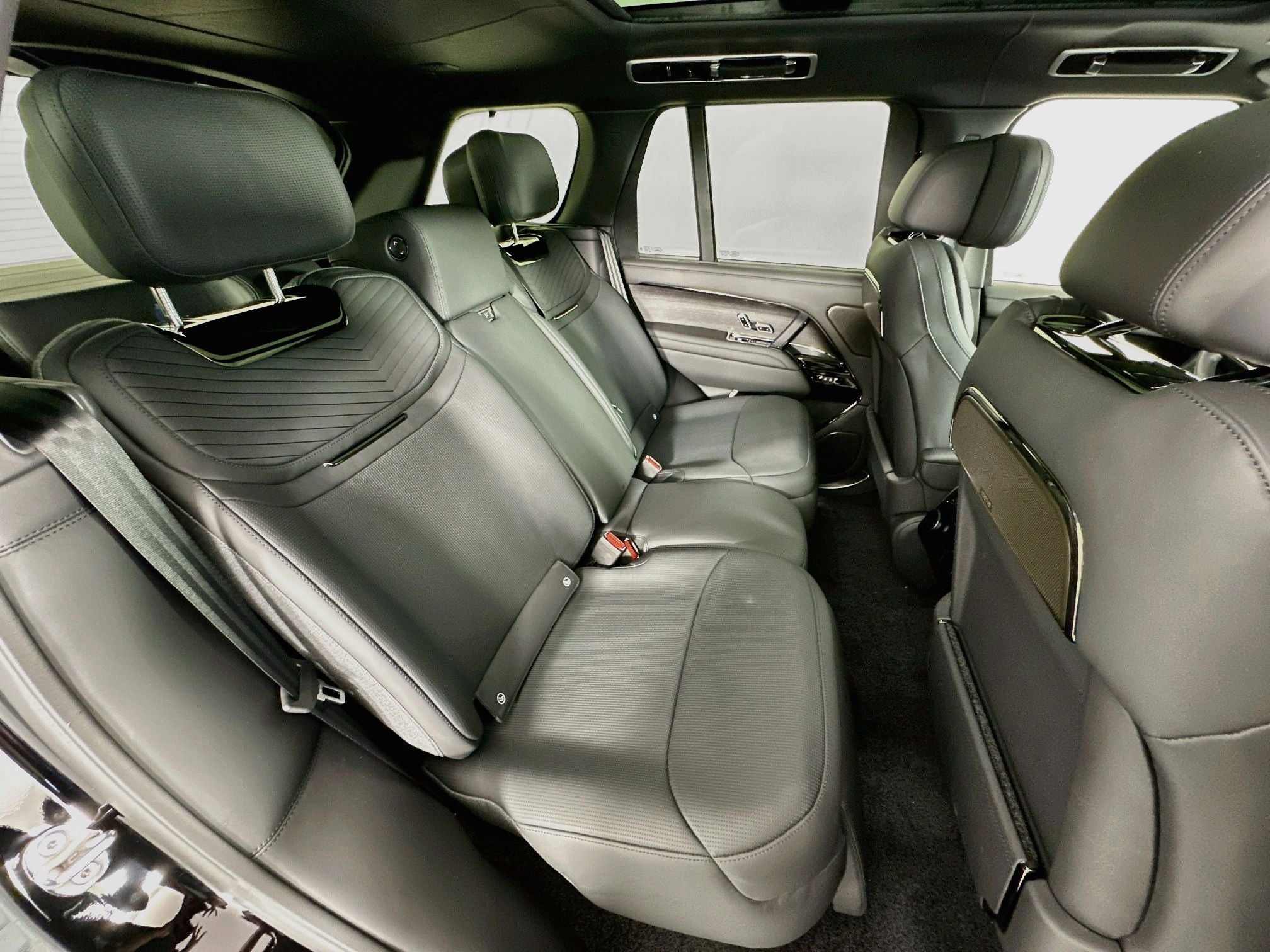 2026 Land Rover Range Rover SV