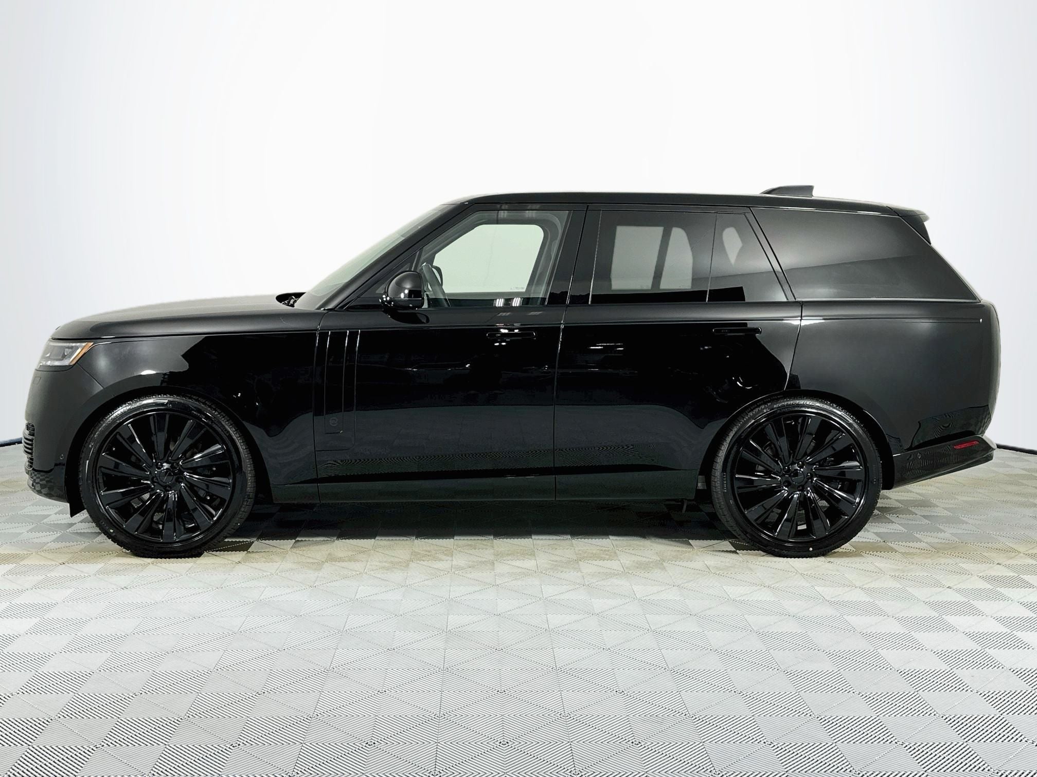 2026 Land Rover Range Rover SV
