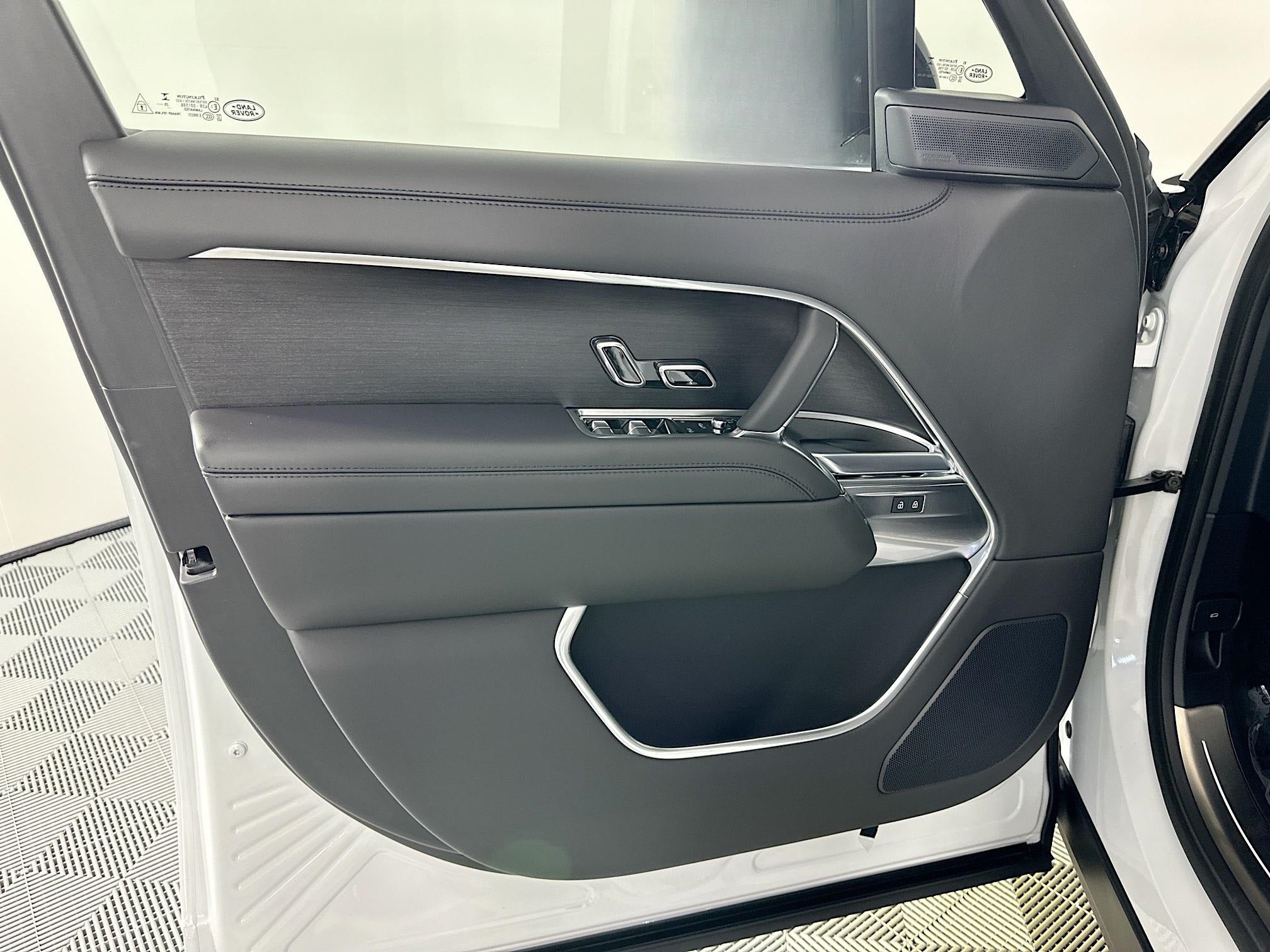 2025 Land Rover Range Rover SE