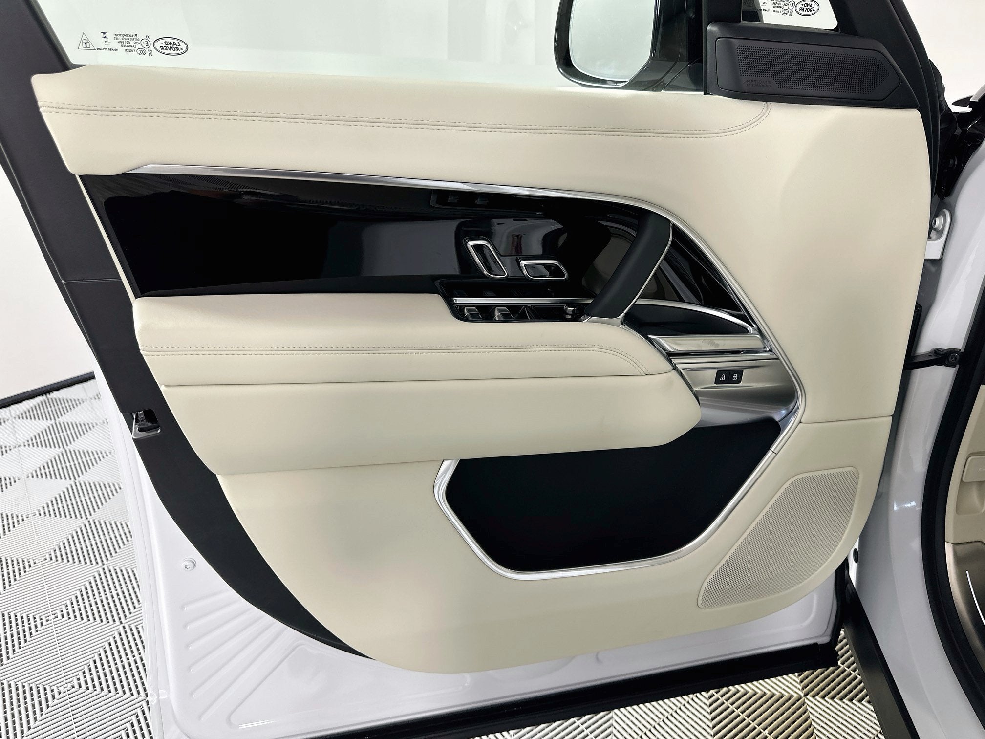 2027 Land Rover Range Rover SE