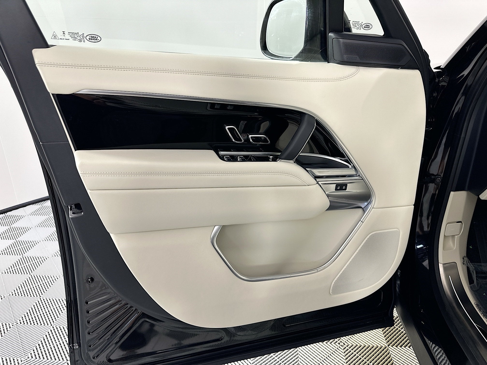 2025 Land Rover Range Rover SE