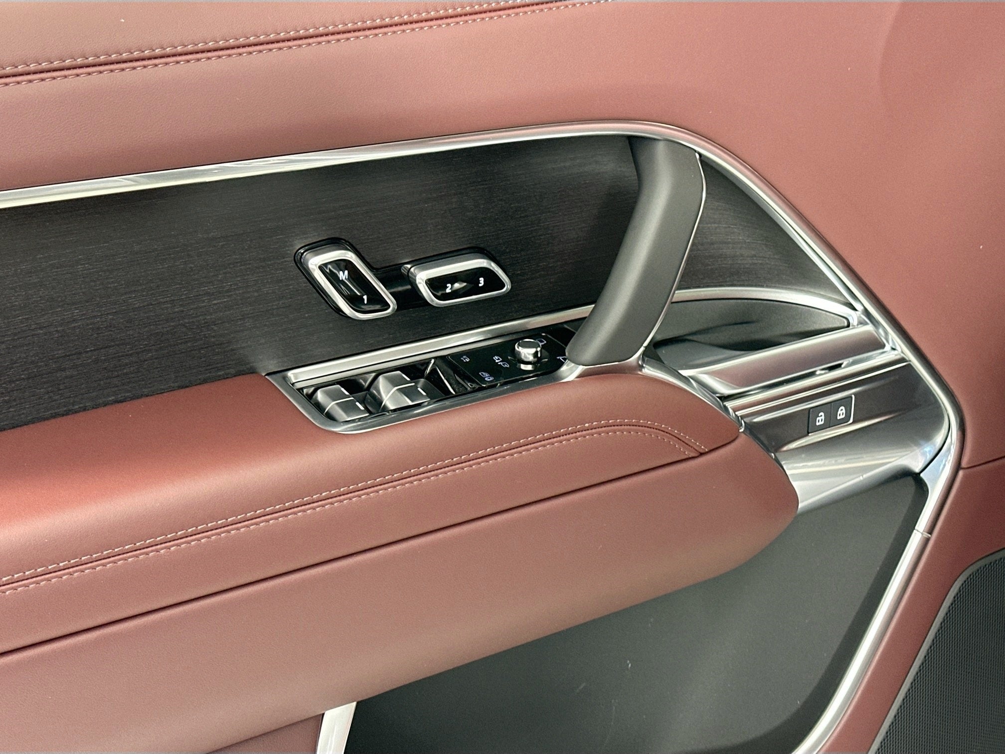 2025 Land Rover Range Rover SE