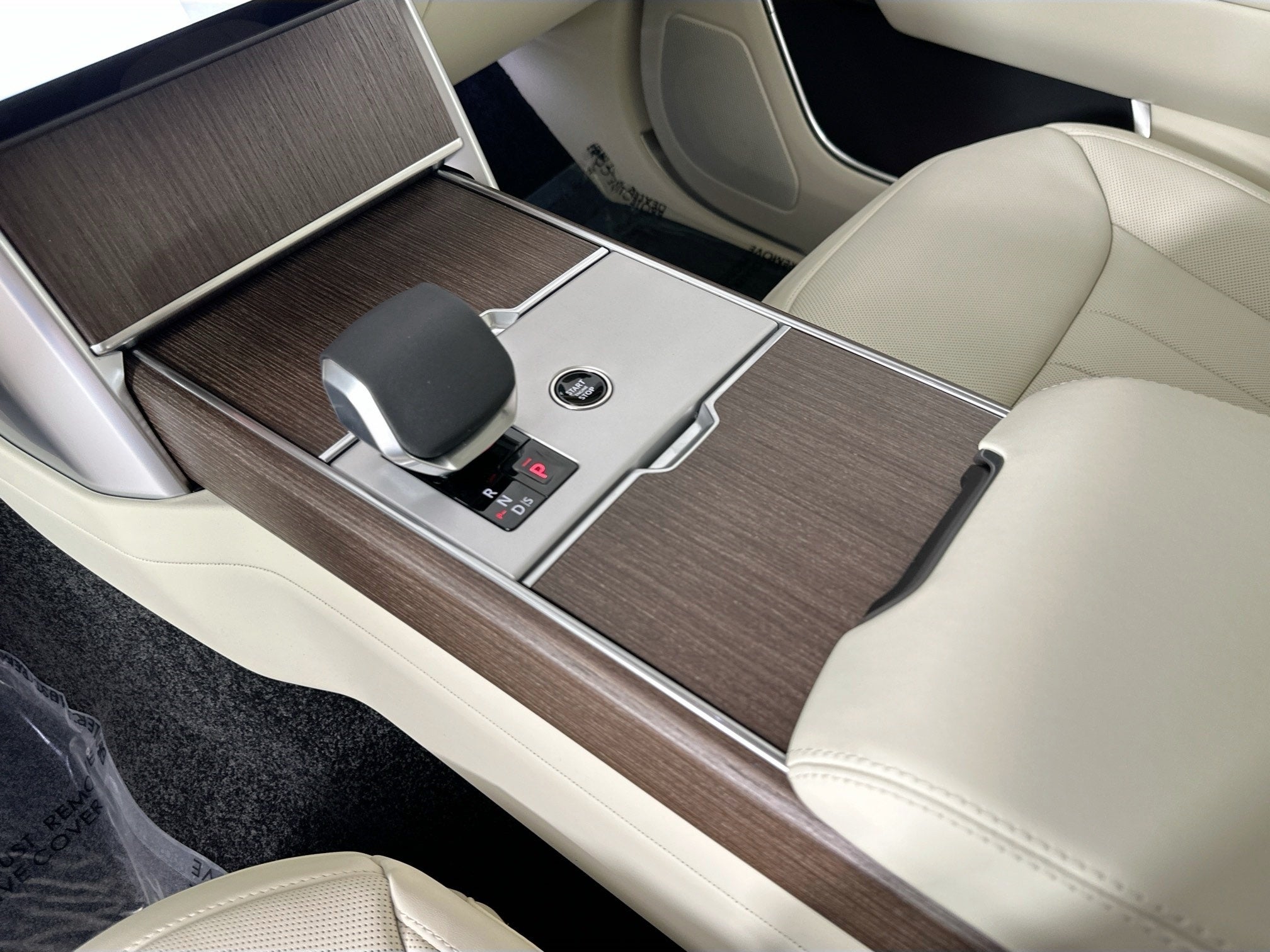 2026 Land Rover Range Rover Plug-In Hybrid SE