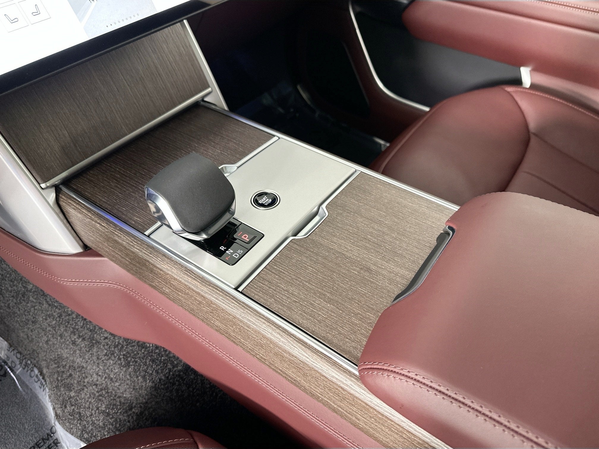 2025 Land Rover Range Rover Plug-In Hybrid SE