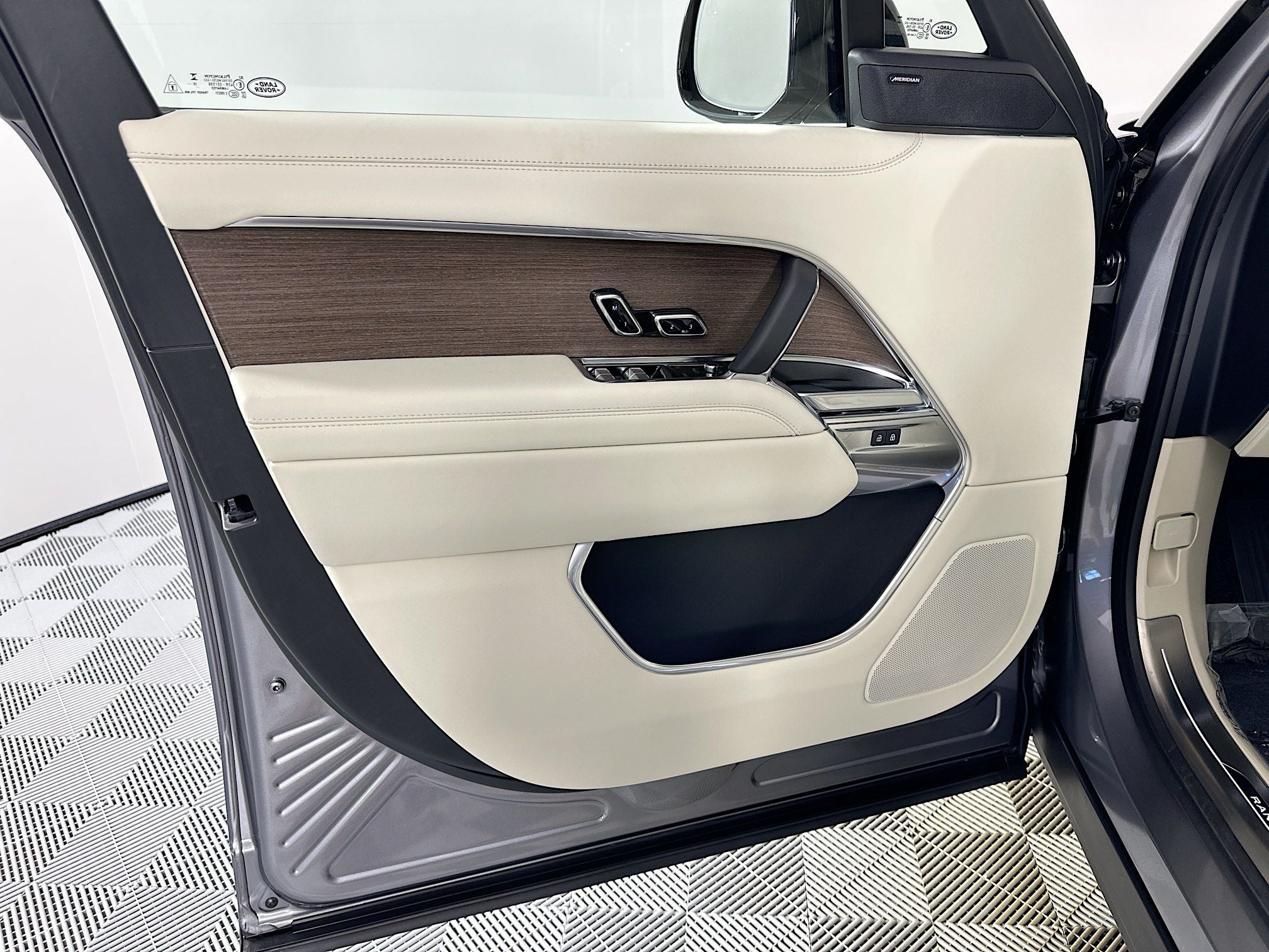 2026 Land Rover Range Rover Plug-In Hybrid SE