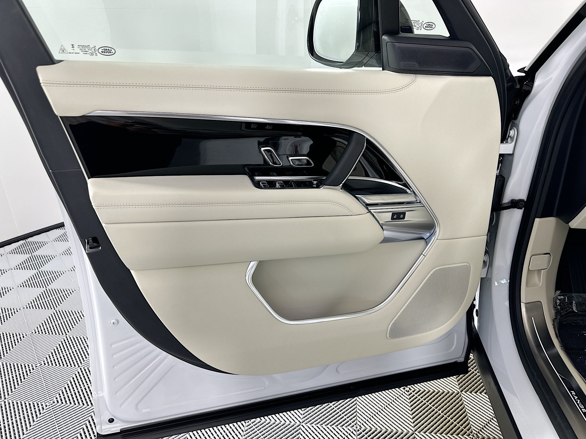 2026 Land Rover Range Rover SE