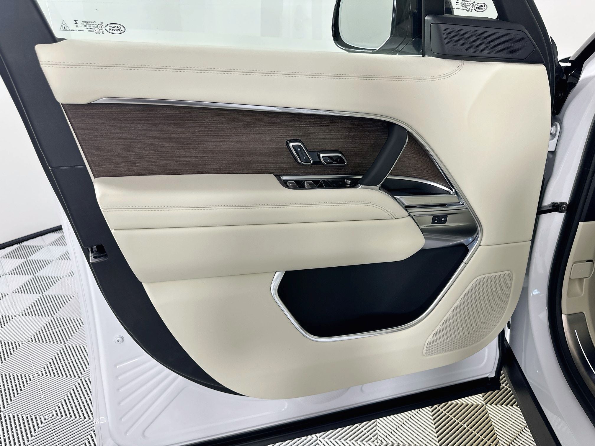 2027 Land Rover Range Rover SE