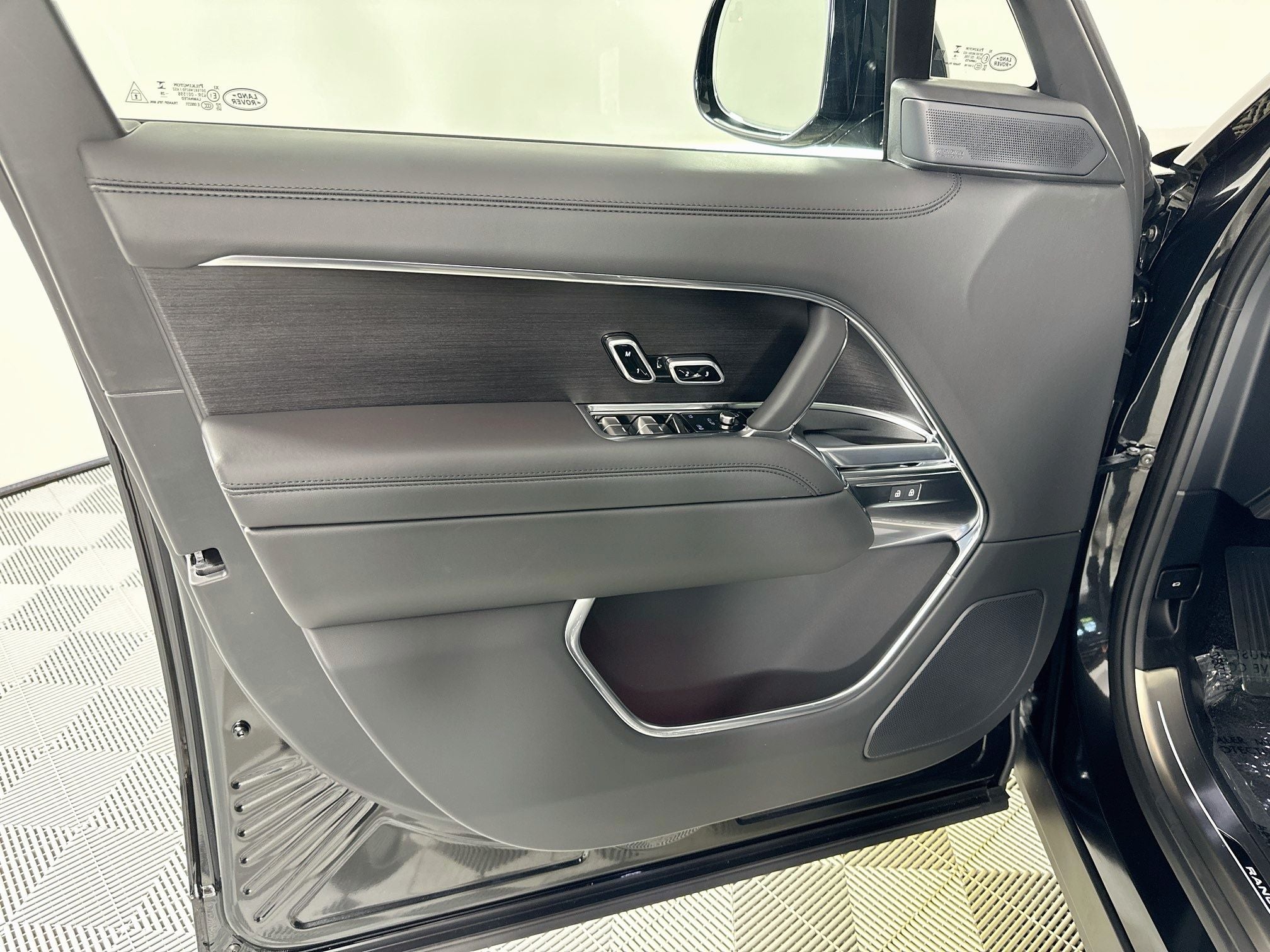 2027 Land Rover Range Rover SE LWB