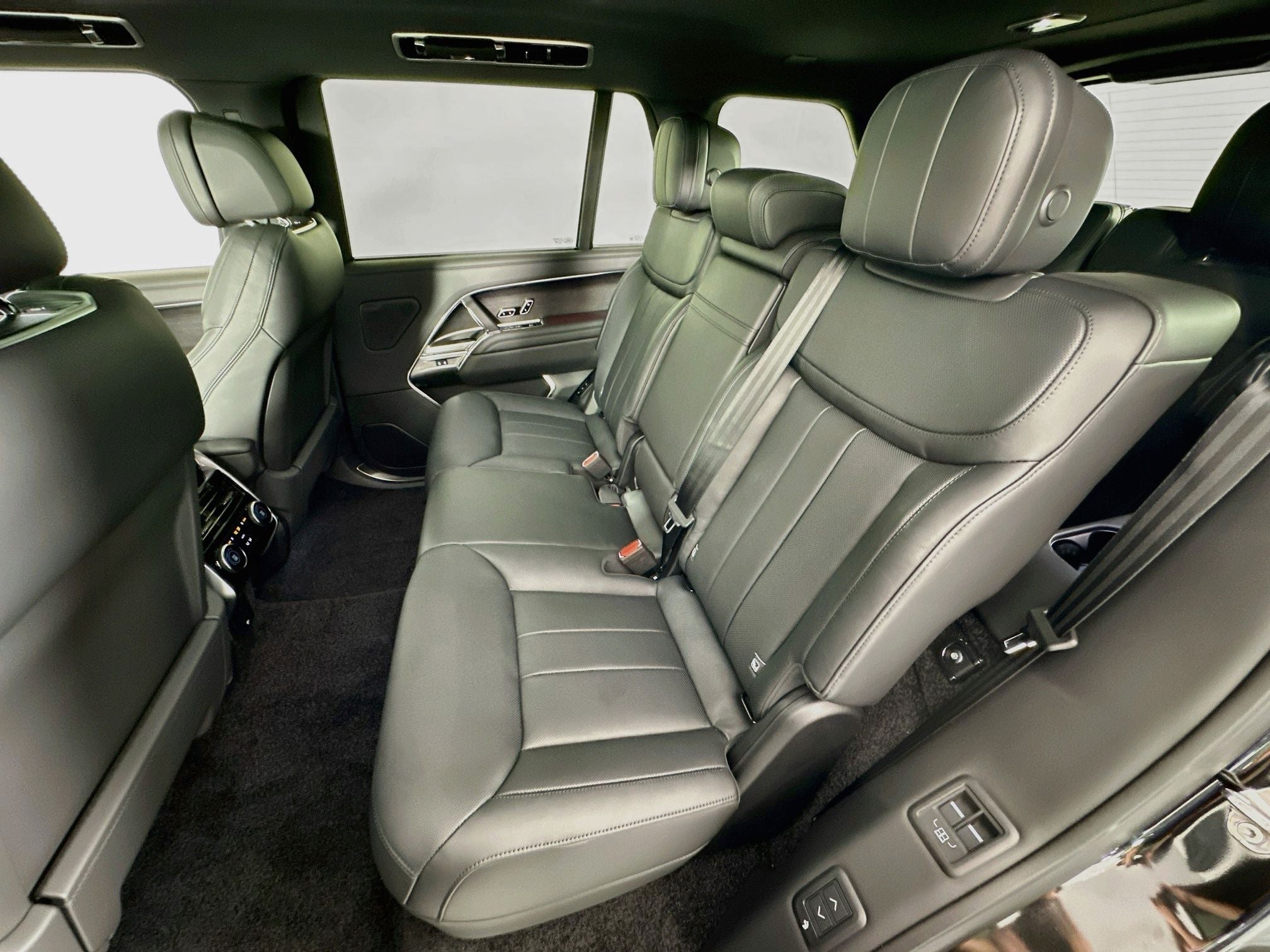 2027 Land Rover Range Rover SE LWB