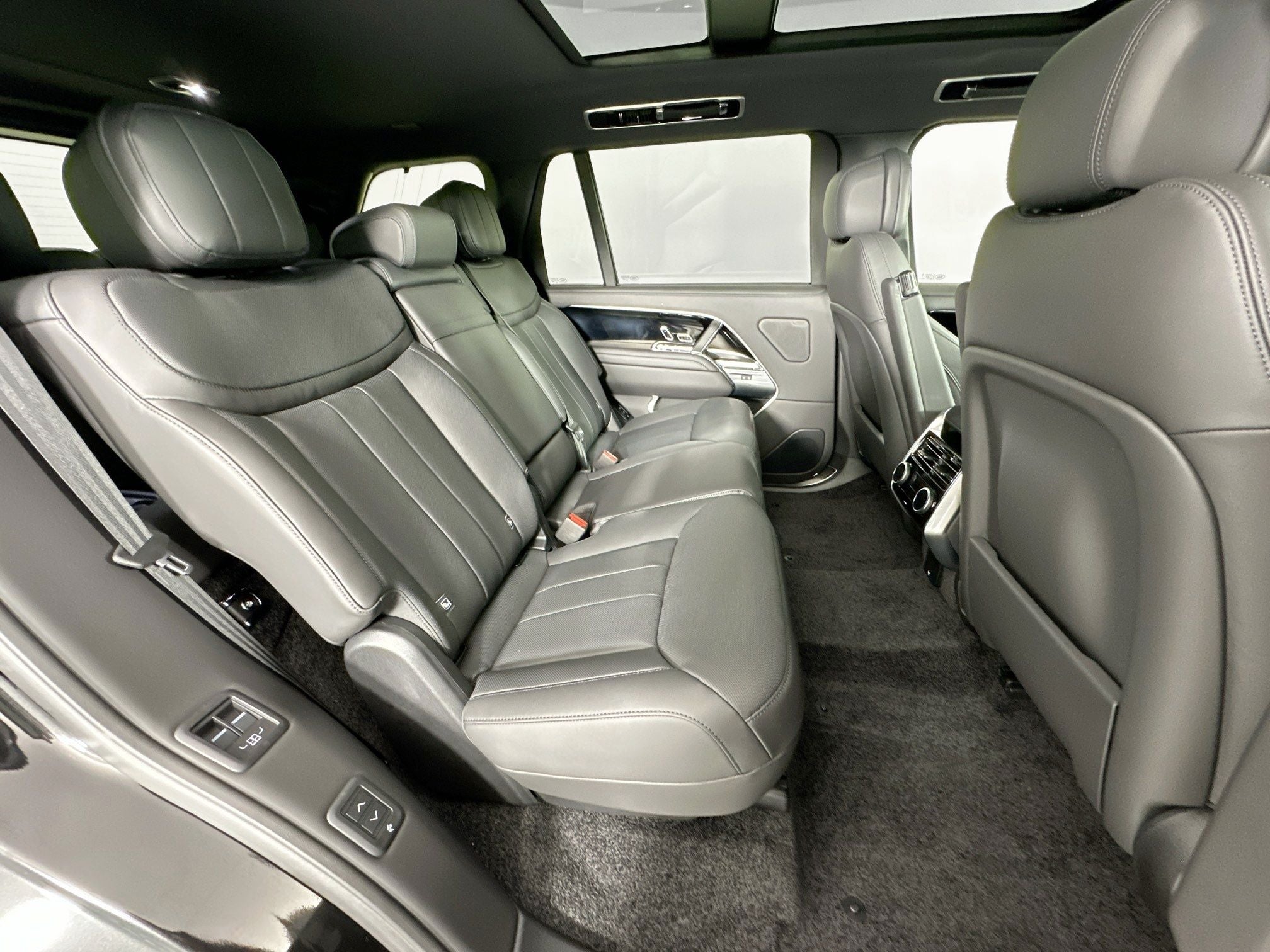 2026 Land Rover Range Rover SE LWB