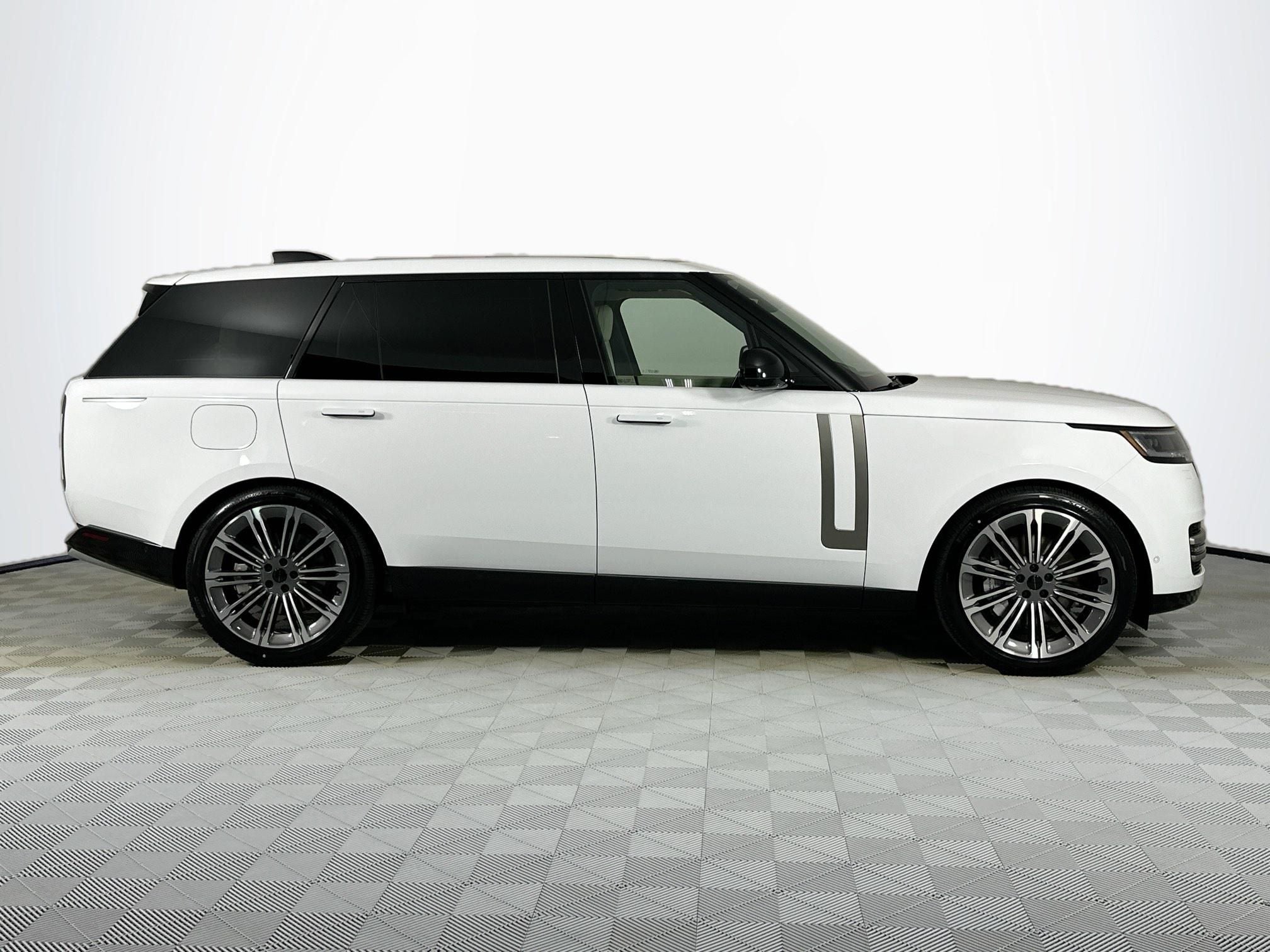 2026 Land Rover Range Rover SE LWB