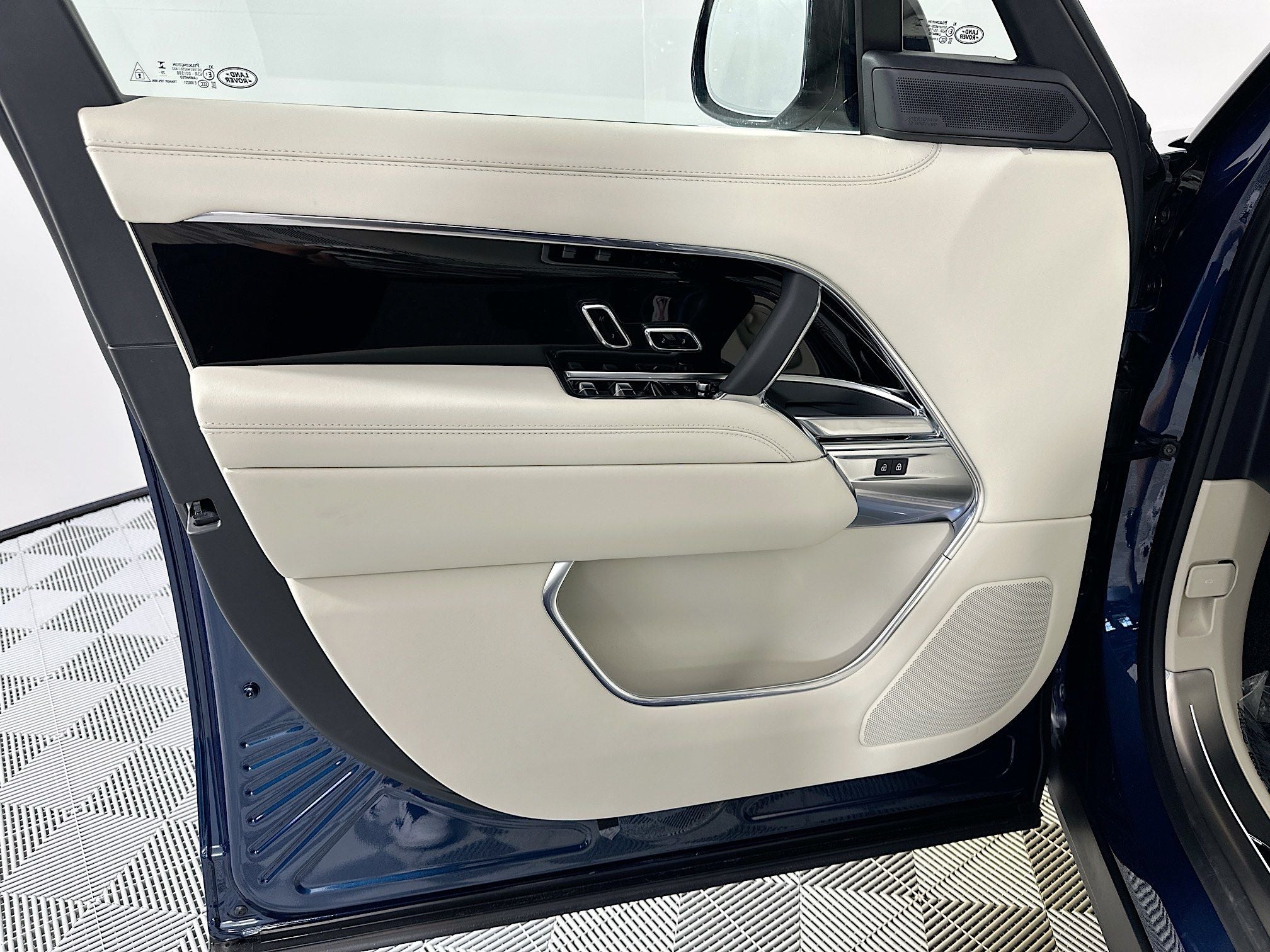 2026 Land Rover Range Rover SE LWB