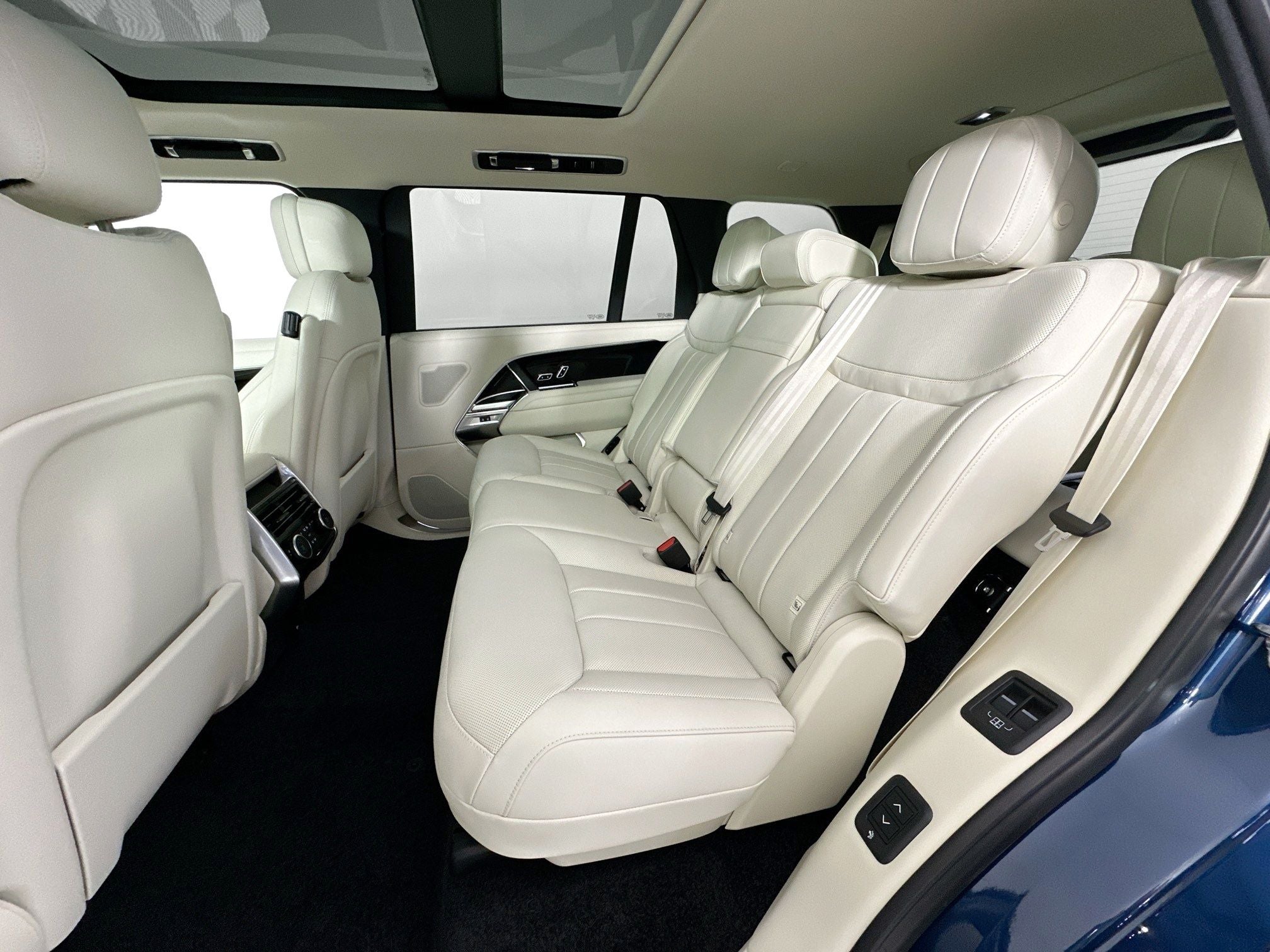 2026 Land Rover Range Rover SE LWB