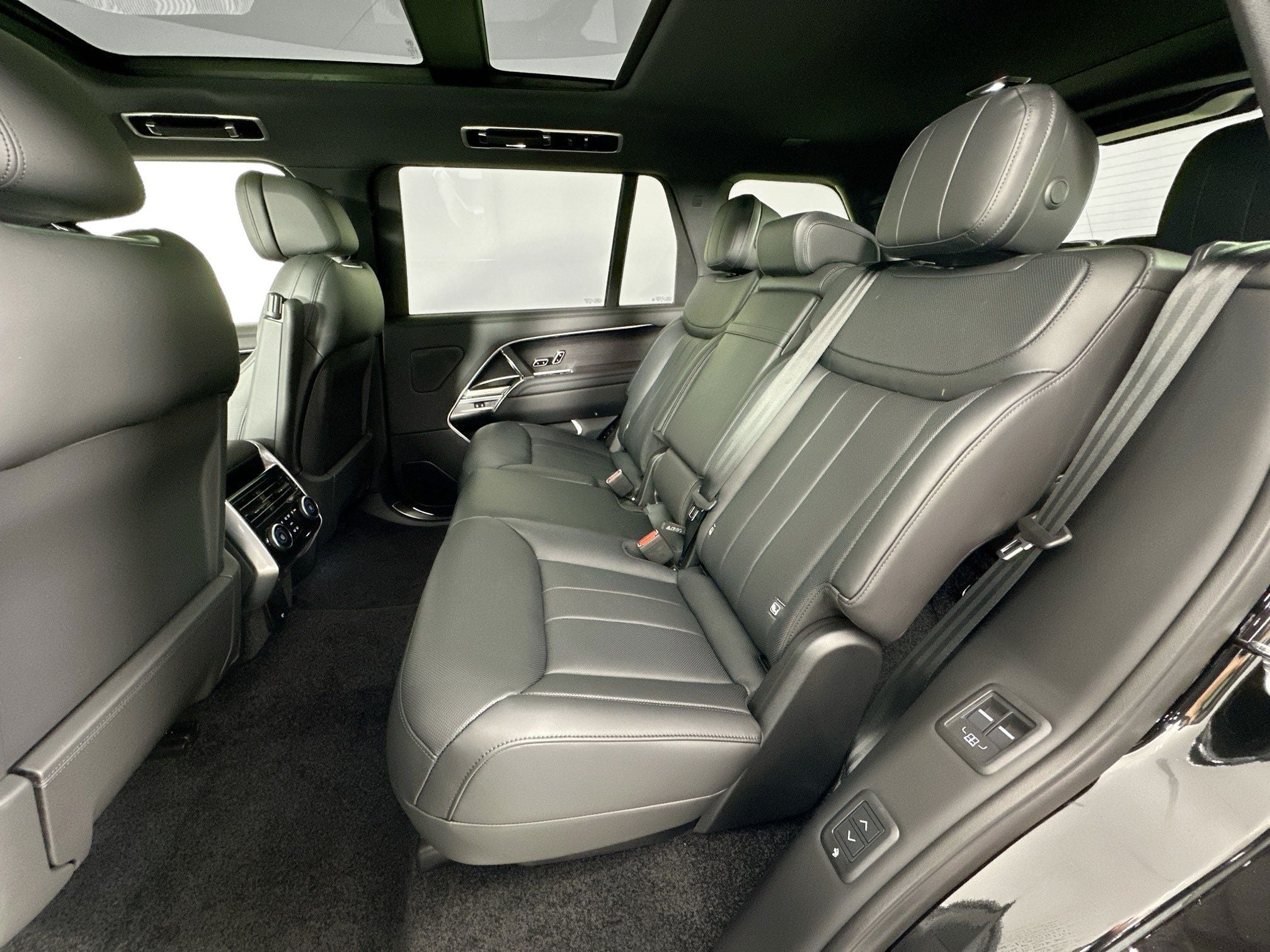 2026 Land Rover Range Rover SE LWB