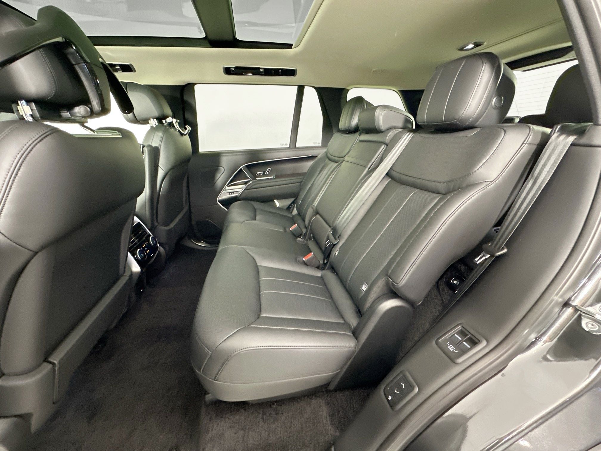 2026 Land Rover Range Rover SE LWB