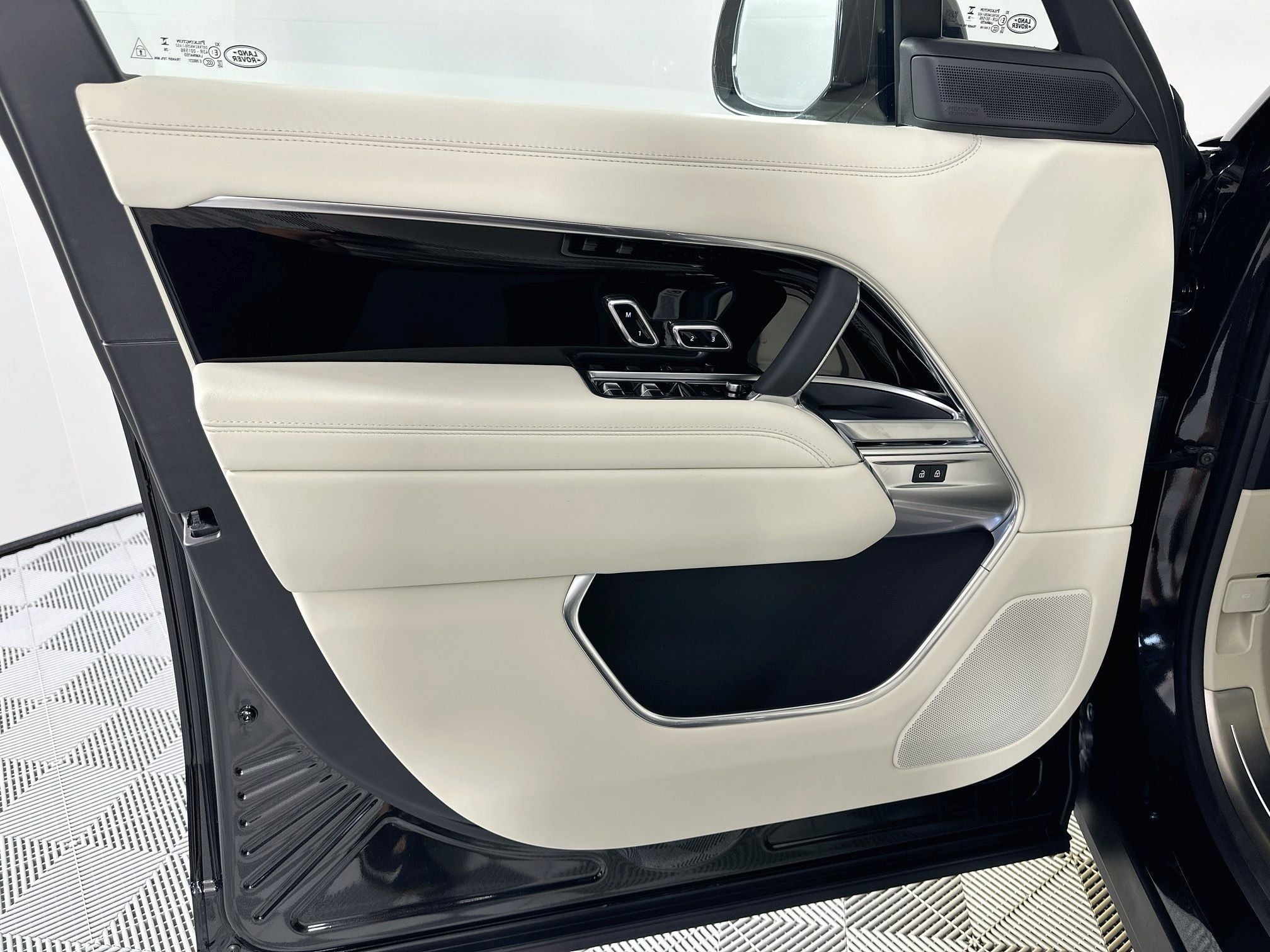 2027 Land Rover Range Rover SE LWB