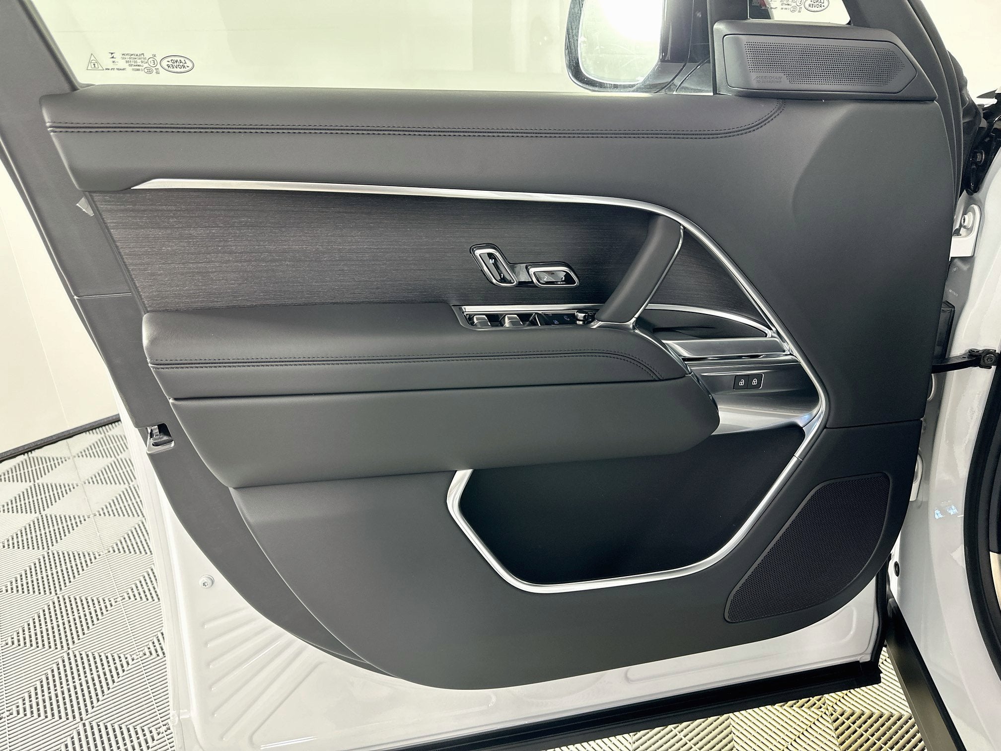 2027 Land Rover Range Rover SE LWB